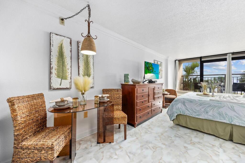 Apartment Oceanfront Romantic King On The Boardwalk