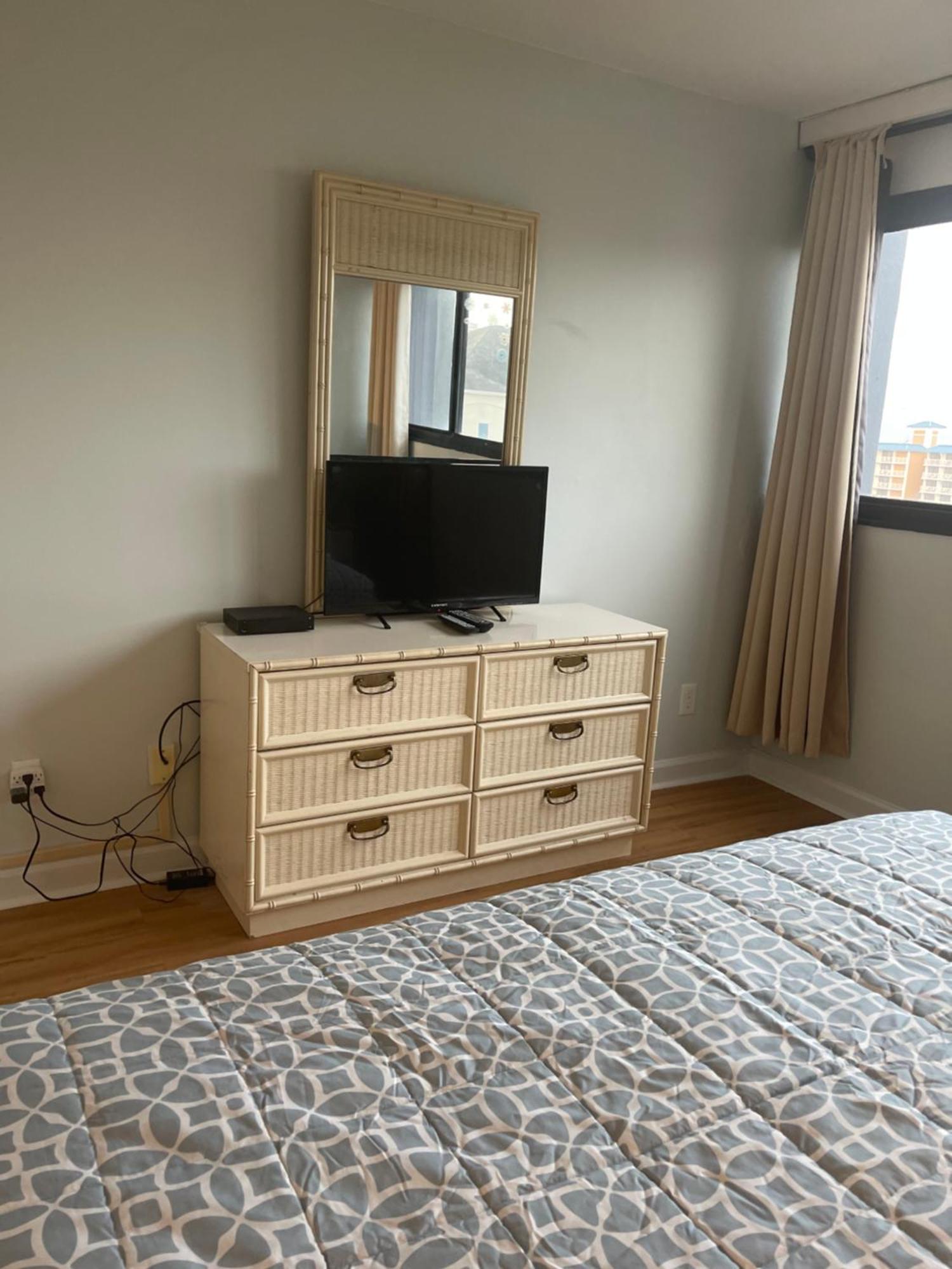 Apartment 2 Blocks To Beach, 2big Br For 7 On Ht 7th Floor *