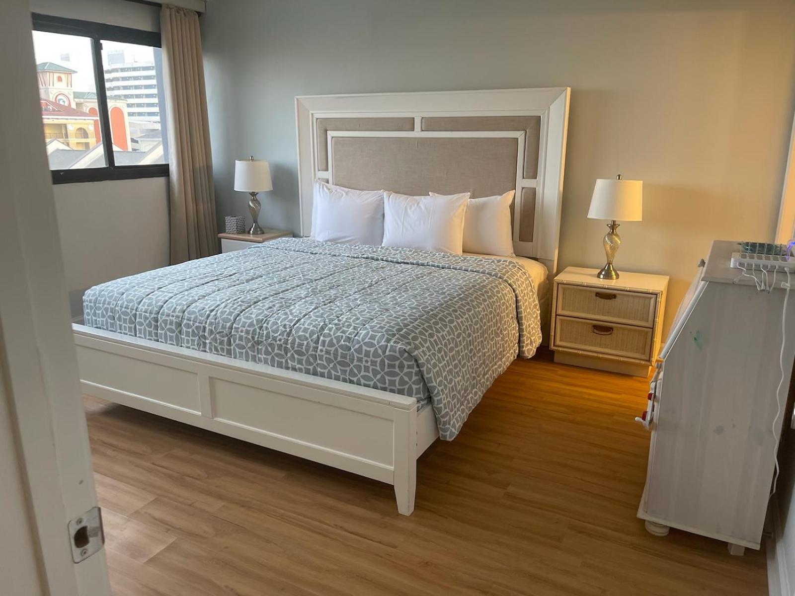Apartment 2 Blocks To Beach, 2big Br For 7 On Ht 7th Floor