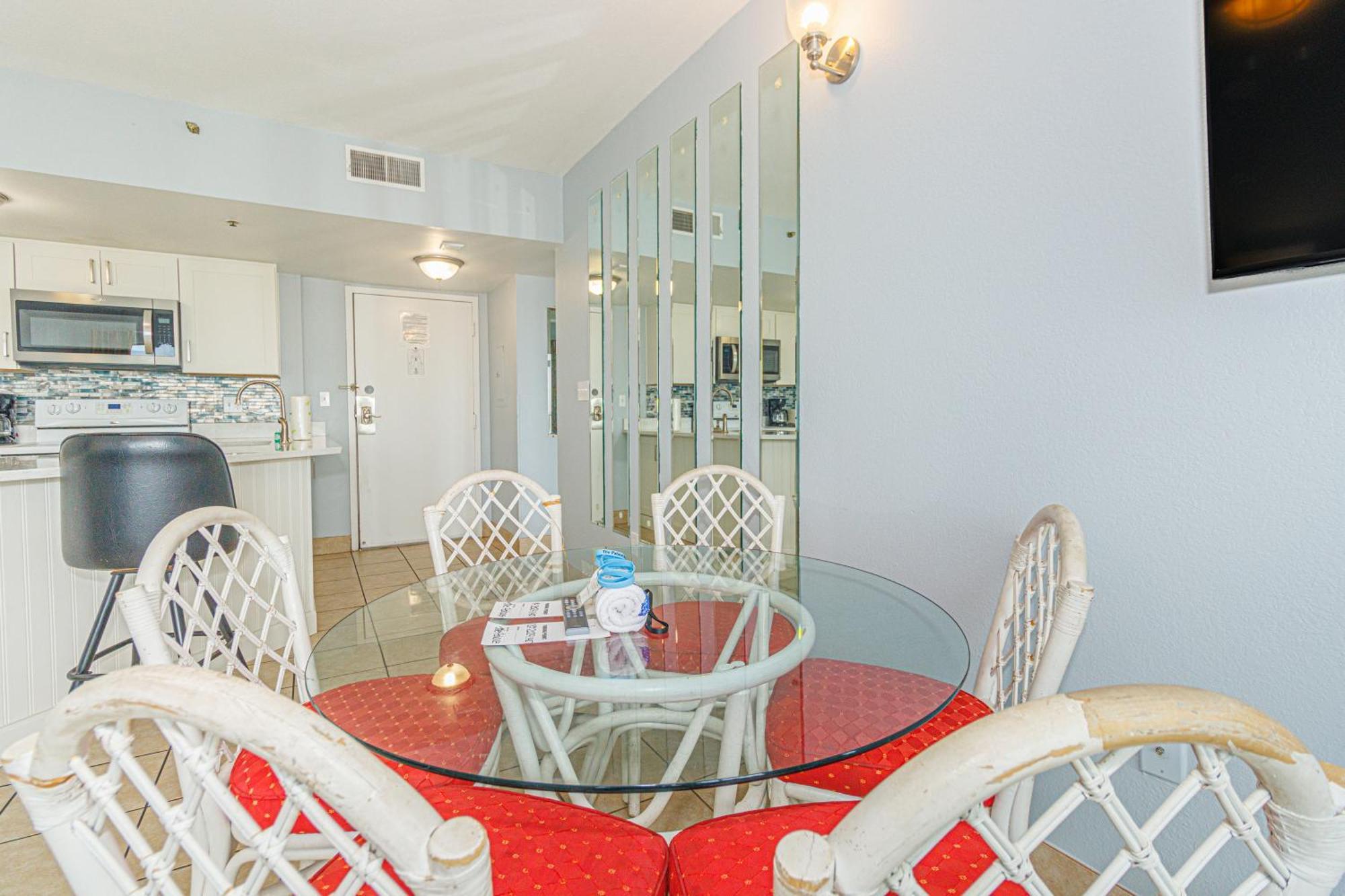 Ocean View 2 Bedroom Condo- Sleeps 6! Palace 1407 *