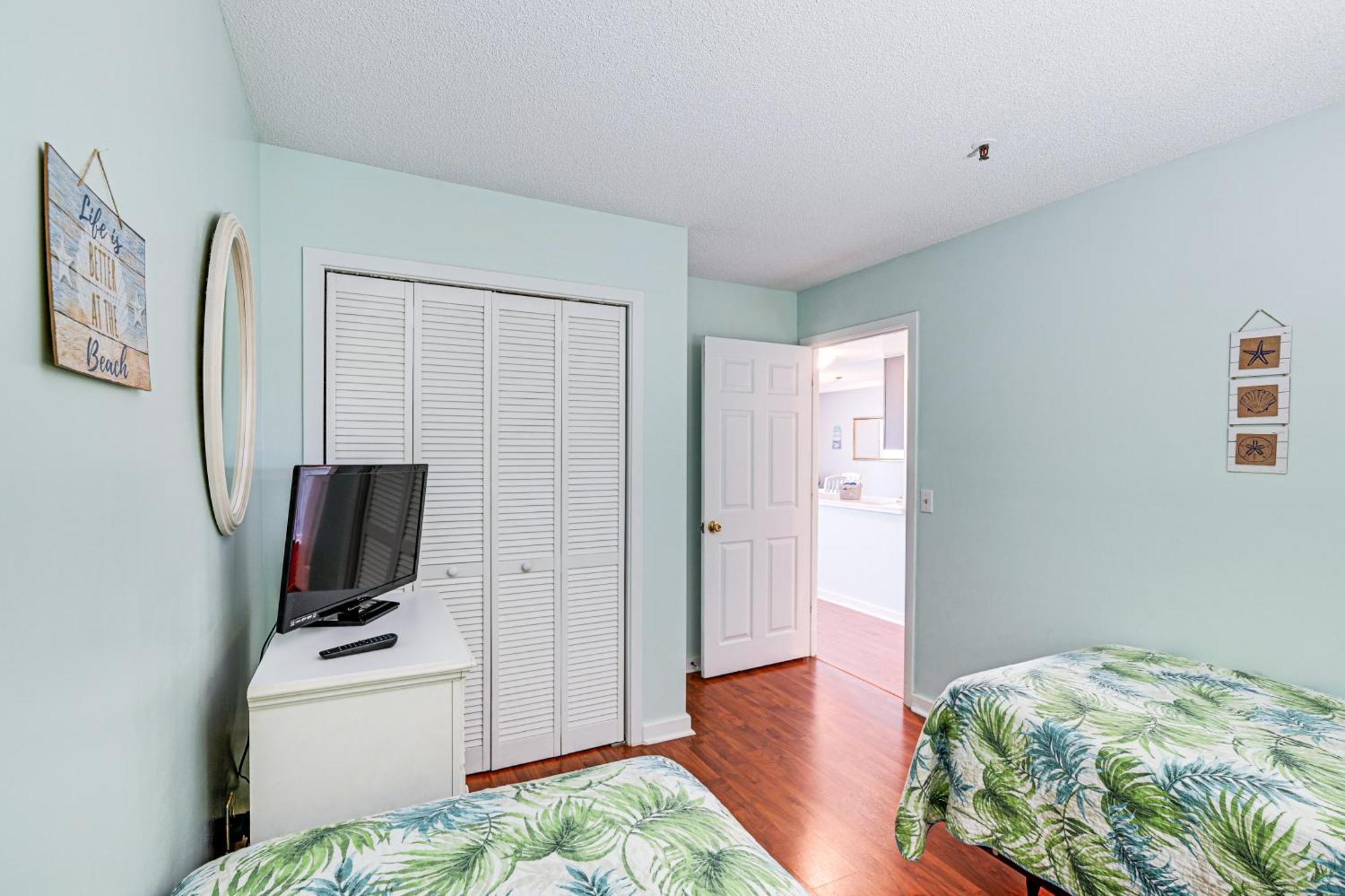 Myrtle In Gated Community With Pools!