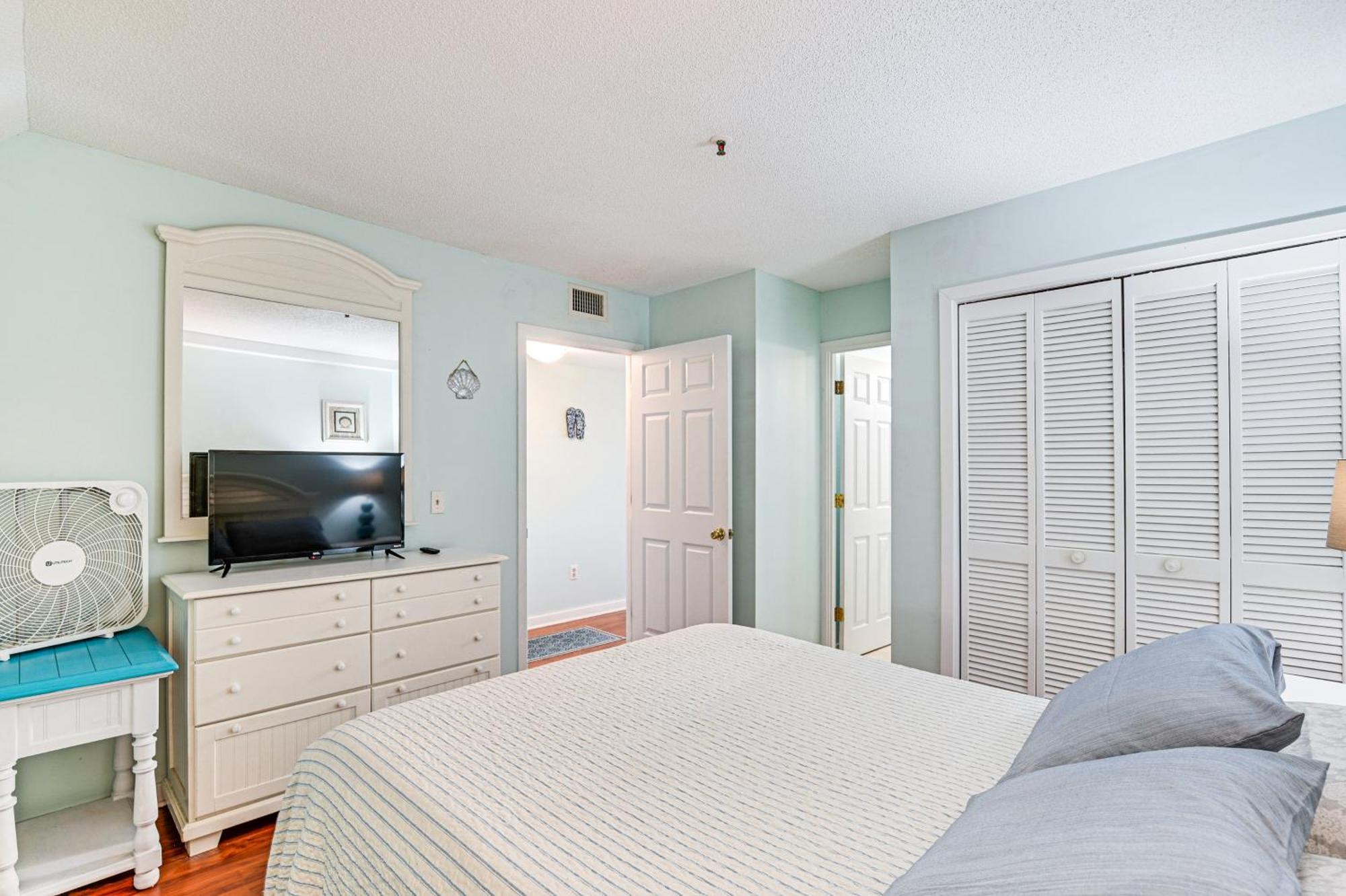 Apartment Myrtle In Gated Community With Pools!