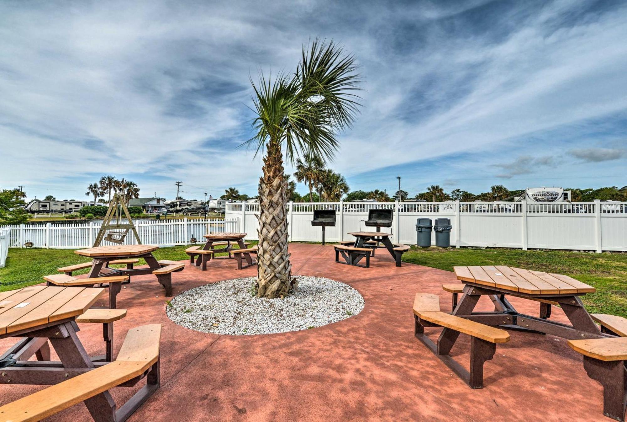 Apartment Myrtle In Gated Community With Pools!