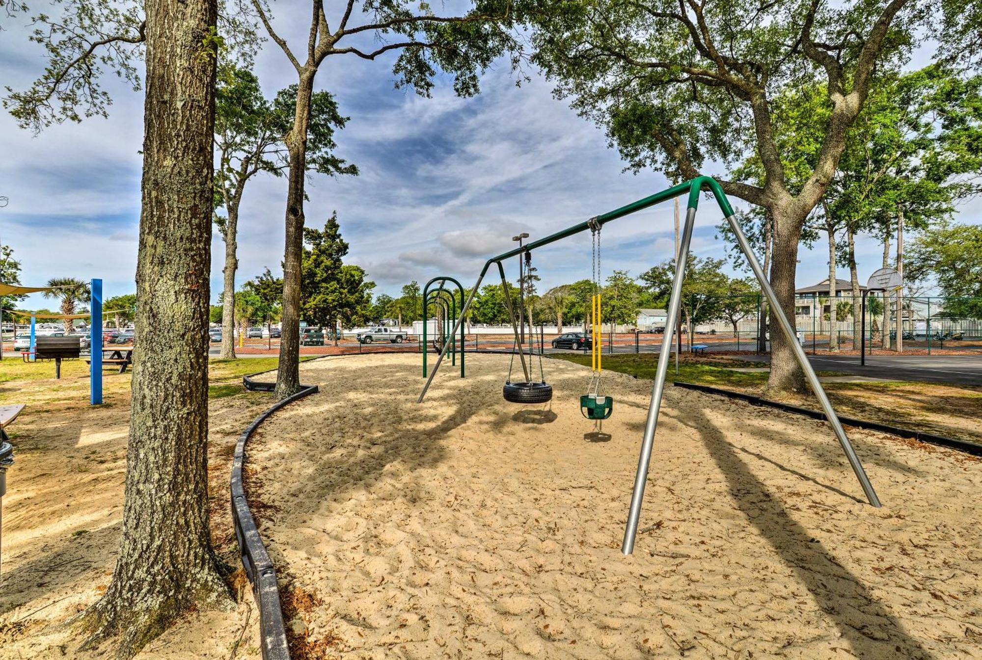 Myrtle In Gated Community With Pools! *