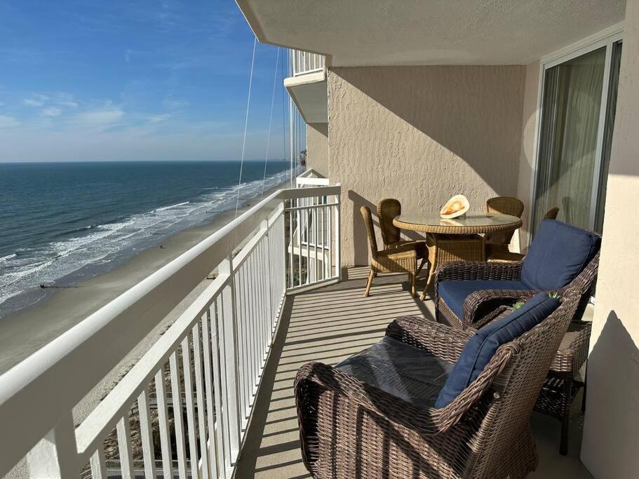 Paradise At The Beach, Complete View Of Horizon