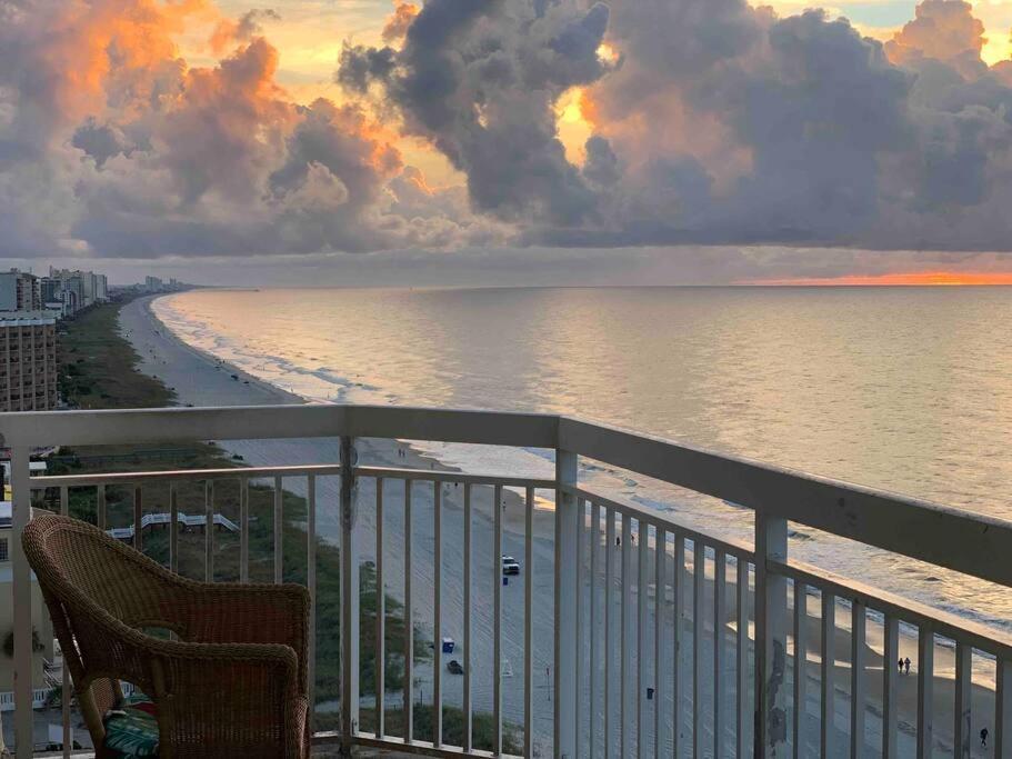 Paradise At The Beach, Complete View Of Horizon