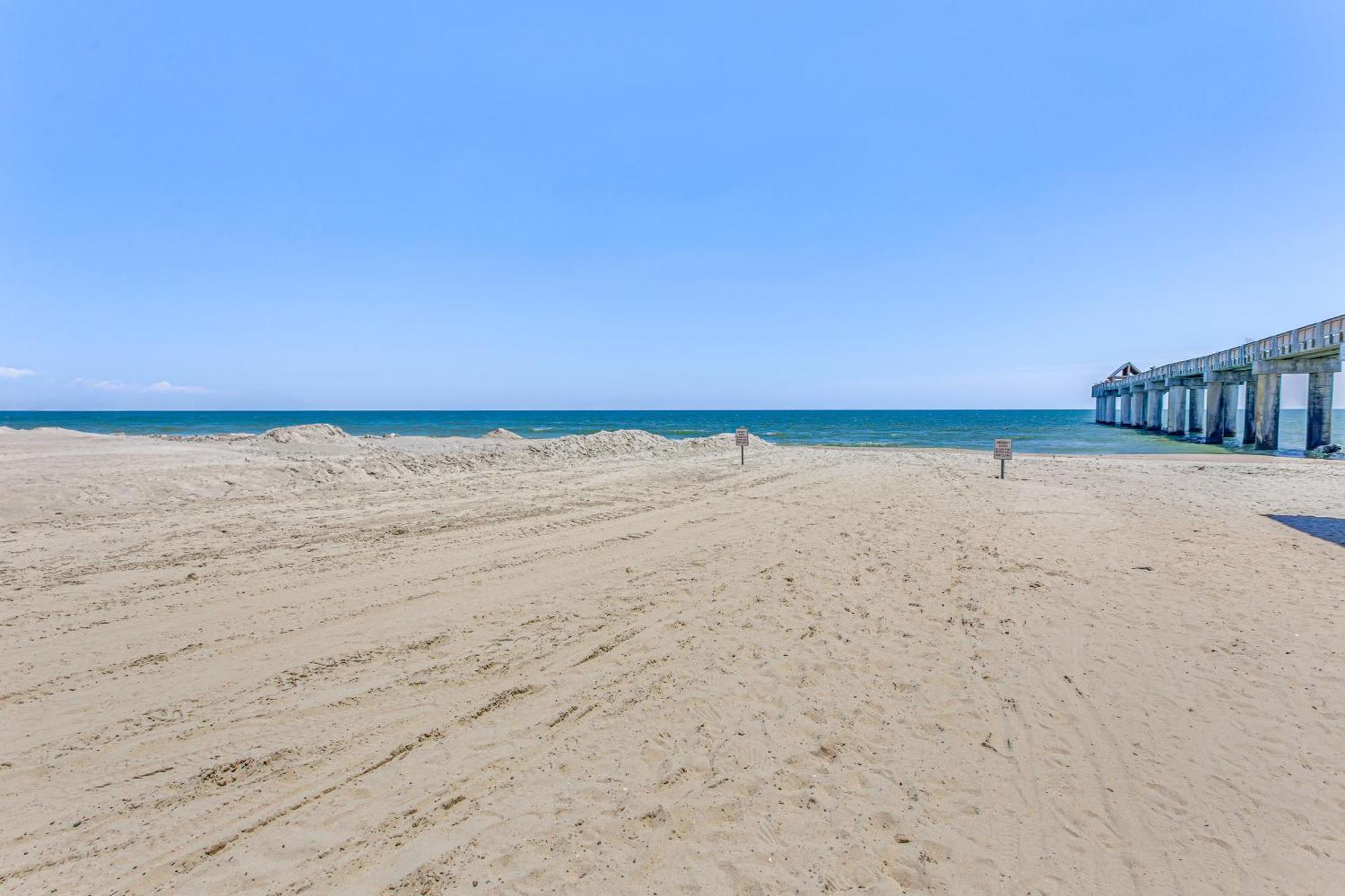Holiday home Sunny Surfside Escape Less Than Half-mi To Ocean!