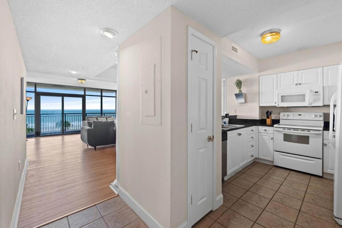 Oversized 3-bedroom Floorplan With Amazing Panoramic Views *
