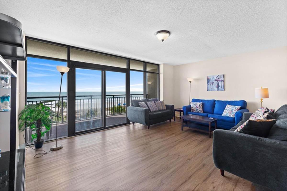 Oversized 3-bedroom Floorplan With Amazing Panoramic Views *