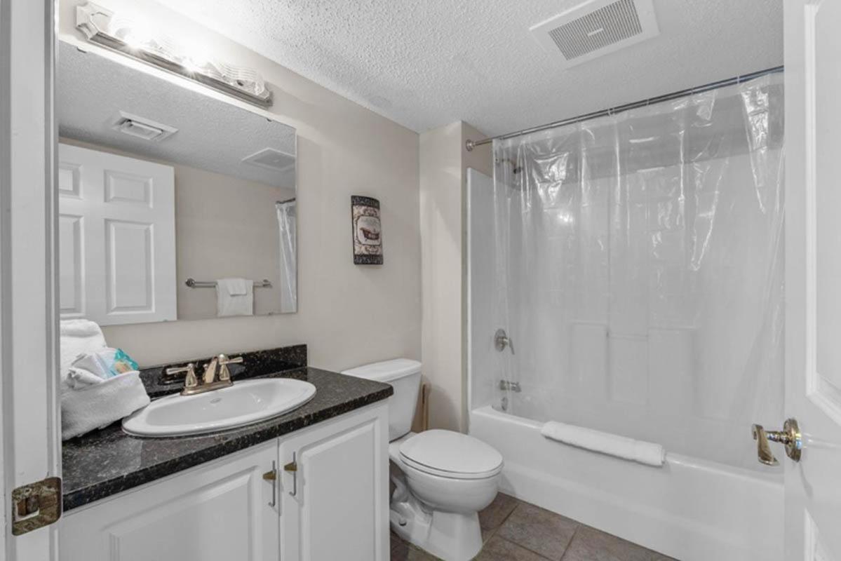 Oversized 3-bedroom Floorplan With Amazing Panoramic Views *