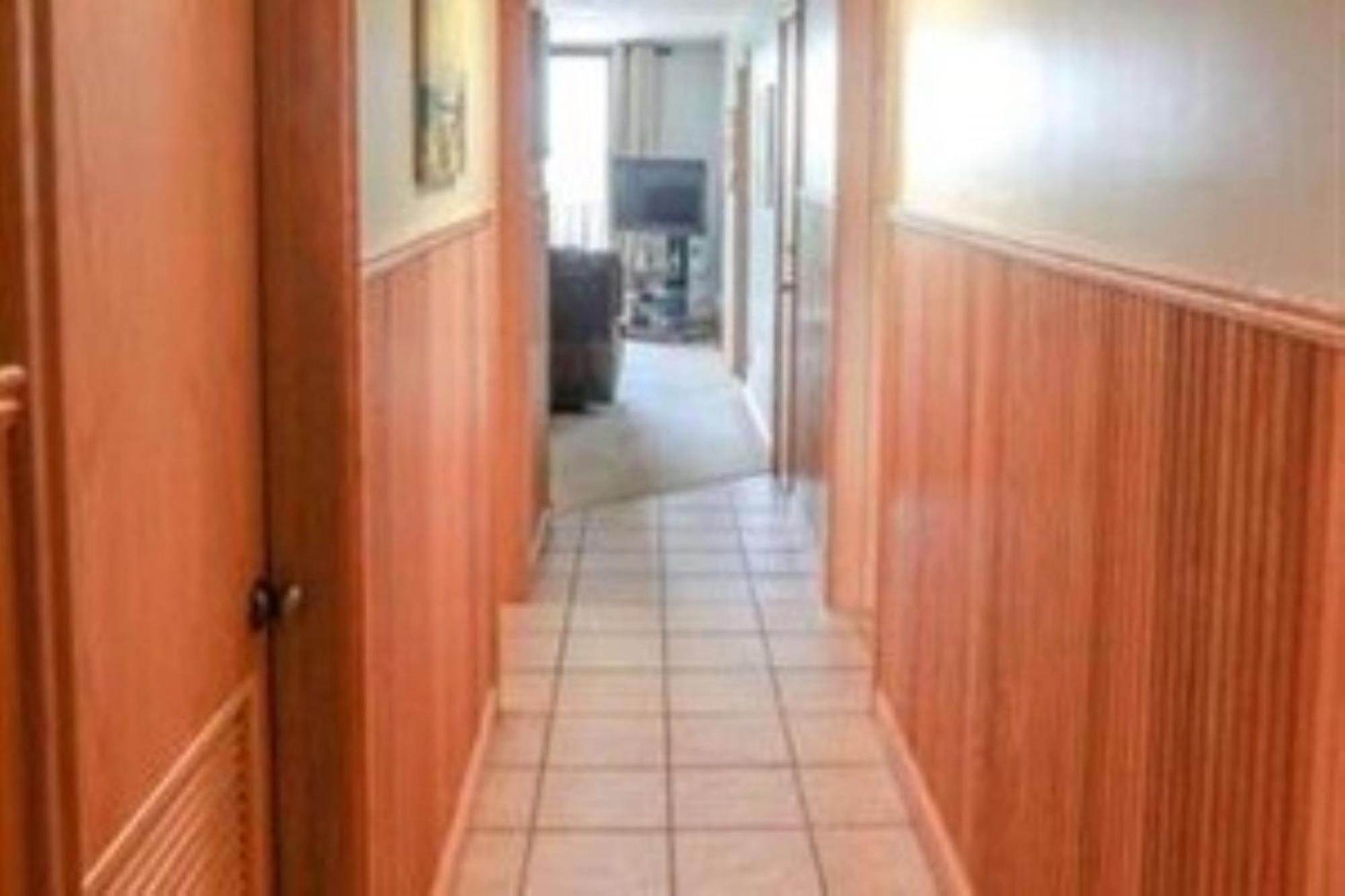 Apartment 2 Blocks To Beach, Lovely For 8 *
