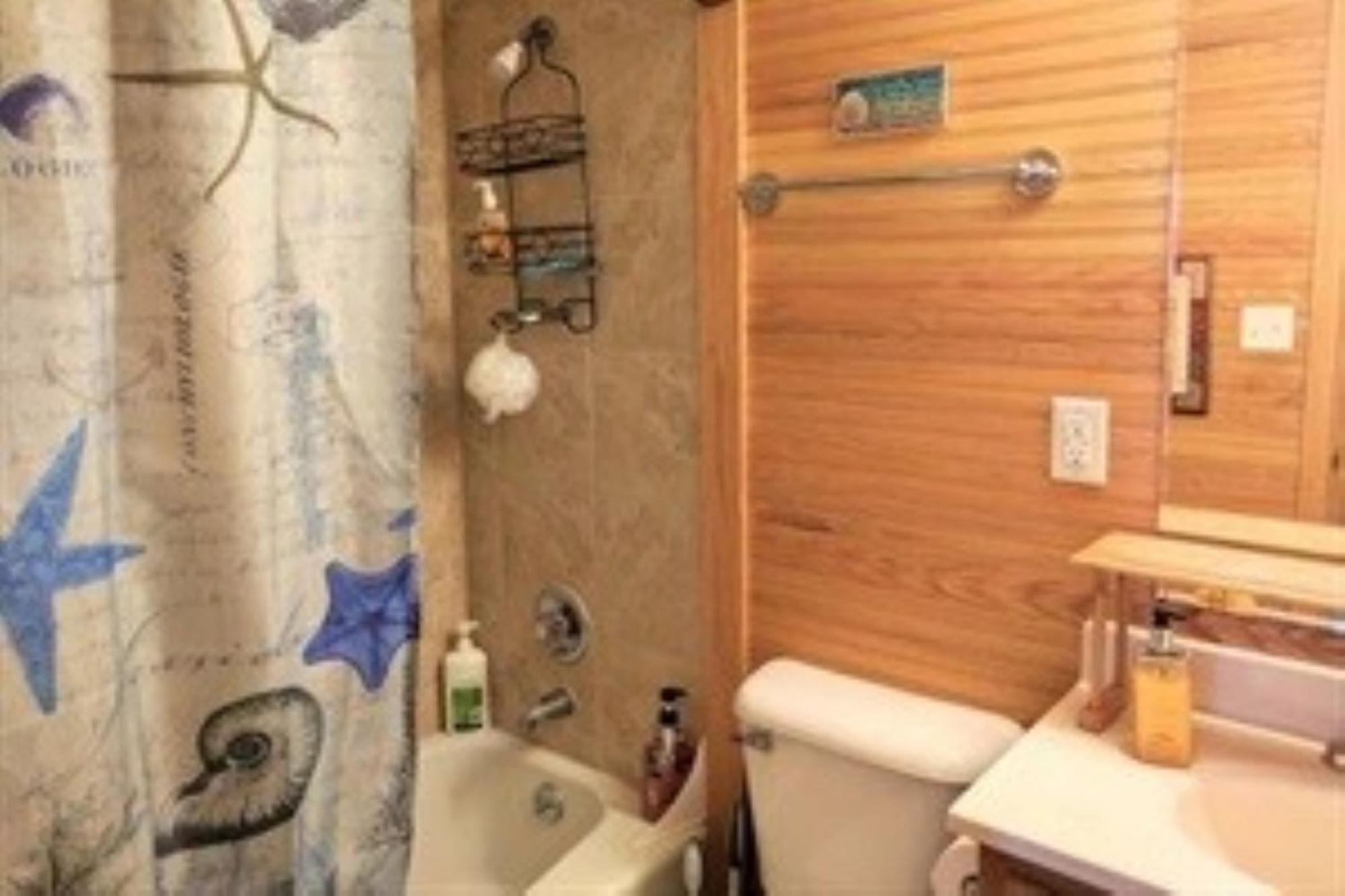 Apartment 2 Blocks To Beach, Lovely For 8