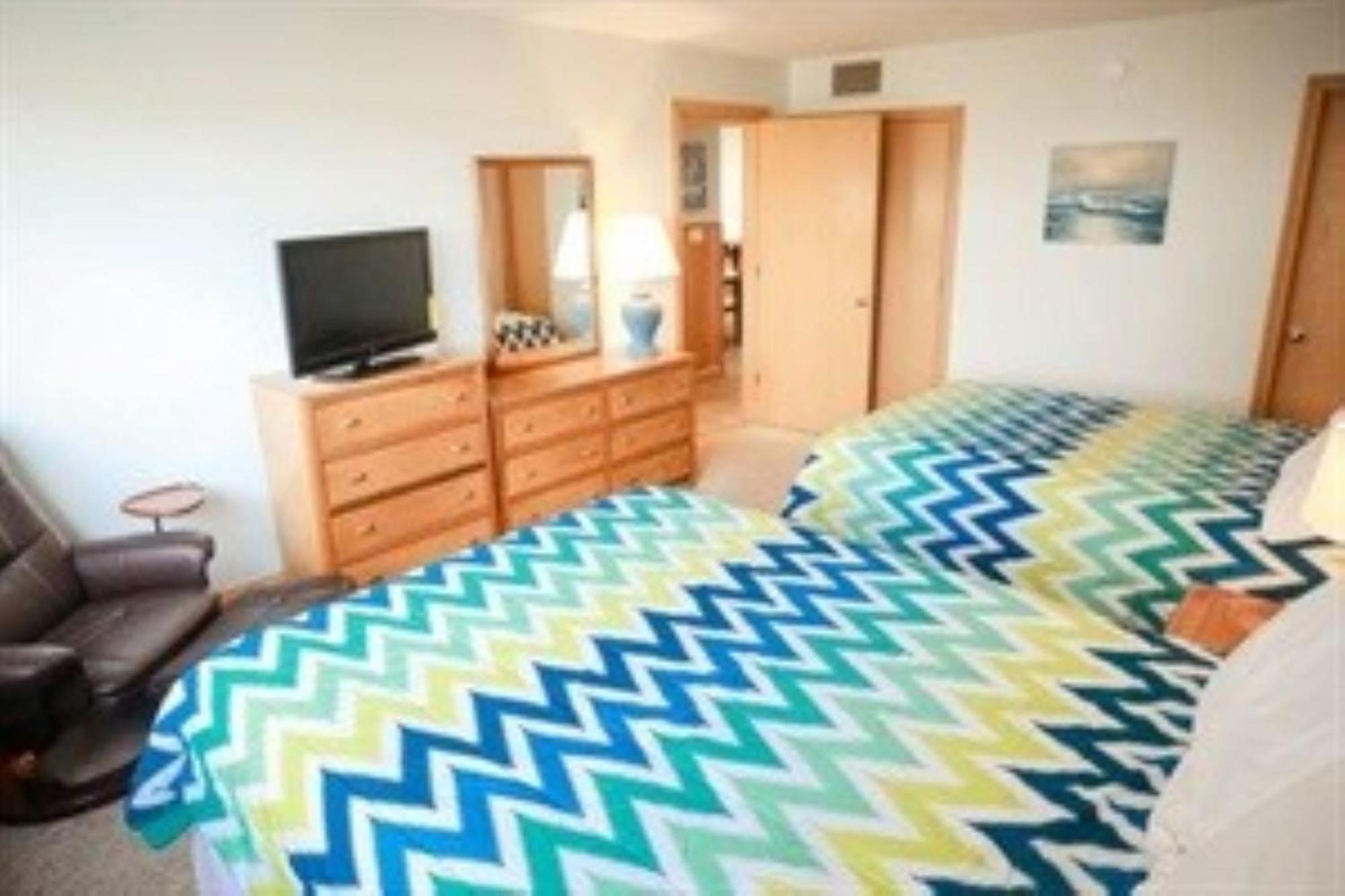 2 Blocks To Beach, Lovely For 8 Apartment