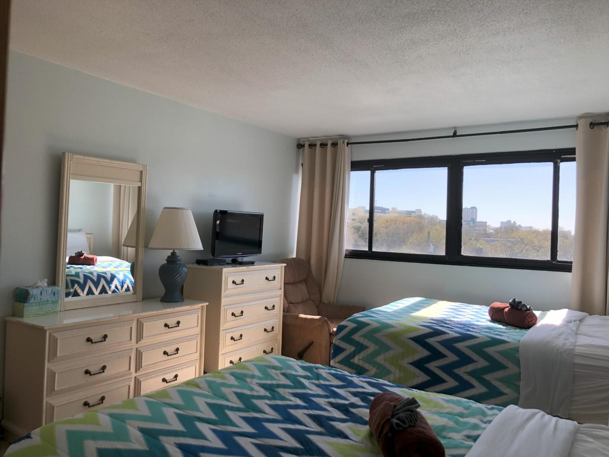 2 Blocks To Beach, Lovely For 8 Apartment