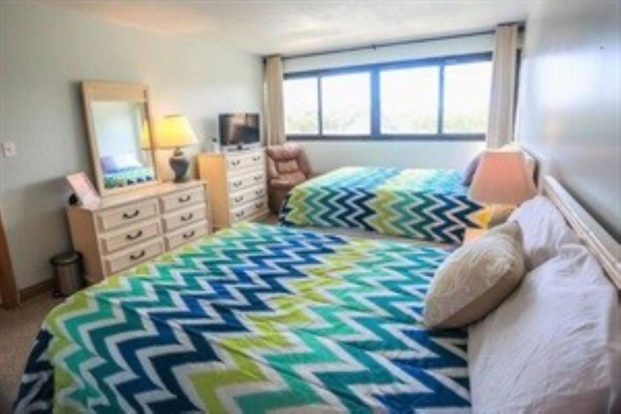 Apartment 2 Blocks To Beach, Lovely For 8 *