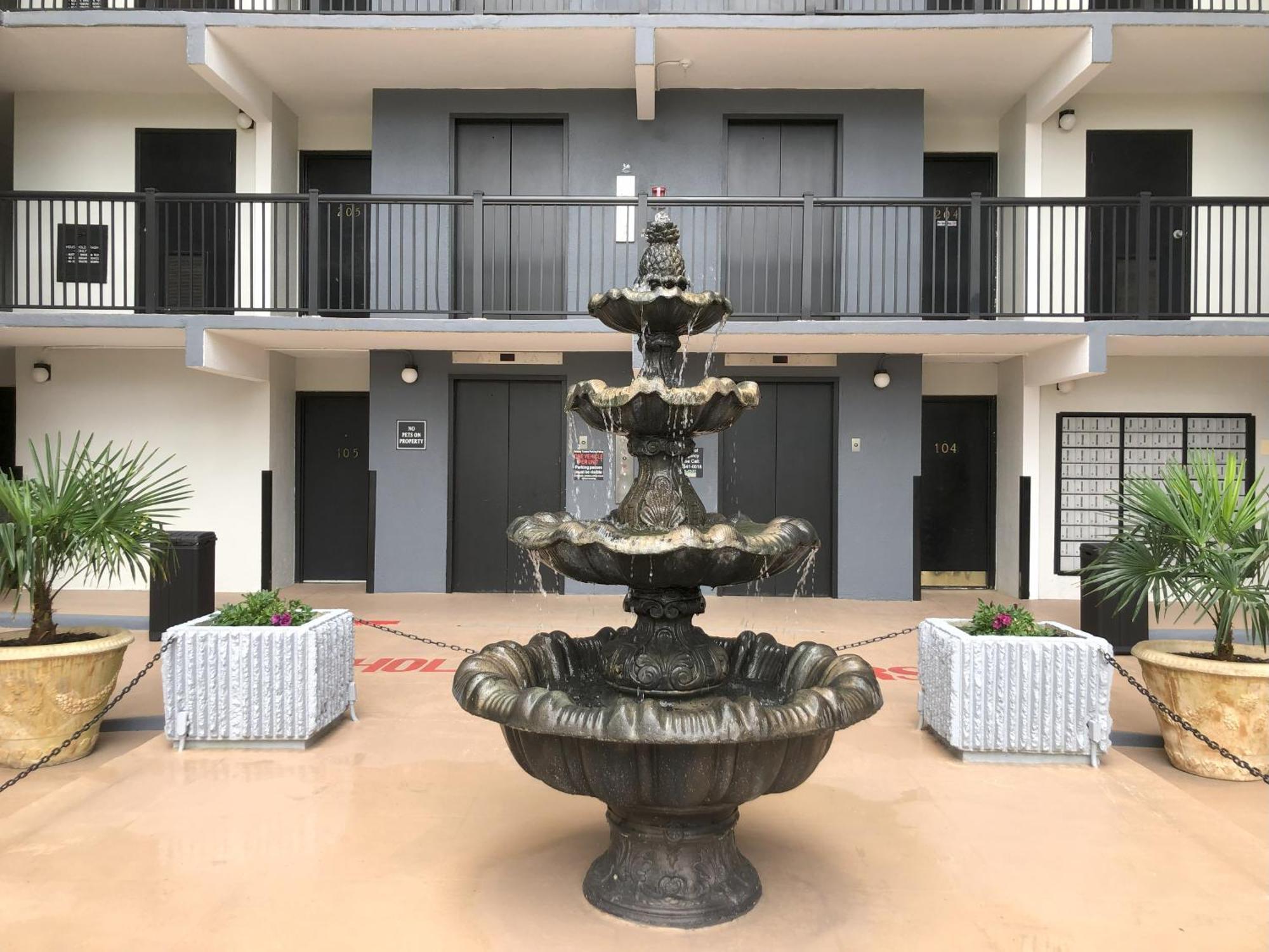 Apartment 2 Blocks To Beach, Lovely For 8 *