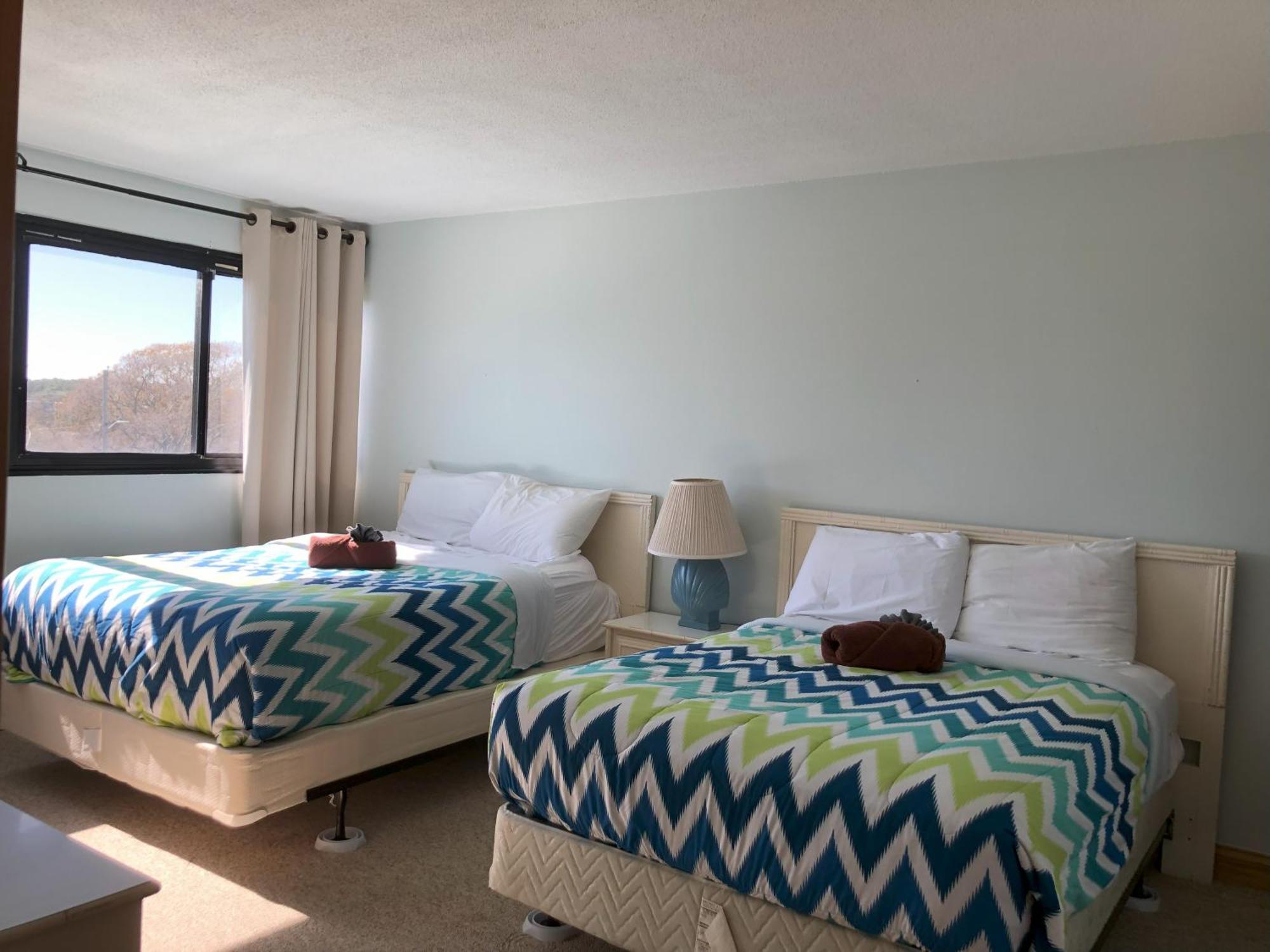 2 Blocks To Beach, Lovely For 8 Apartment