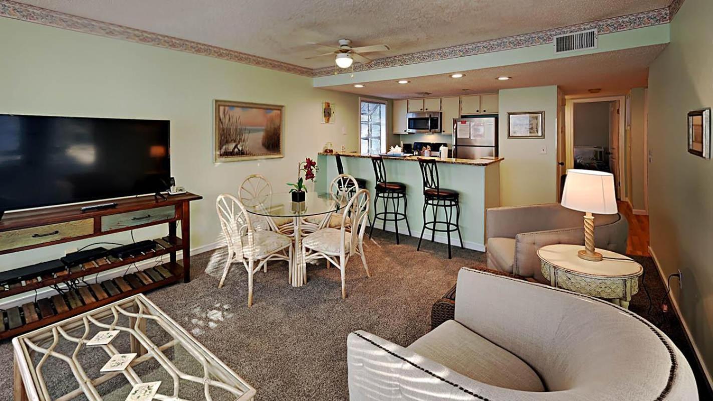 Comfortable 4 Blocks From The Beach Holiday home *