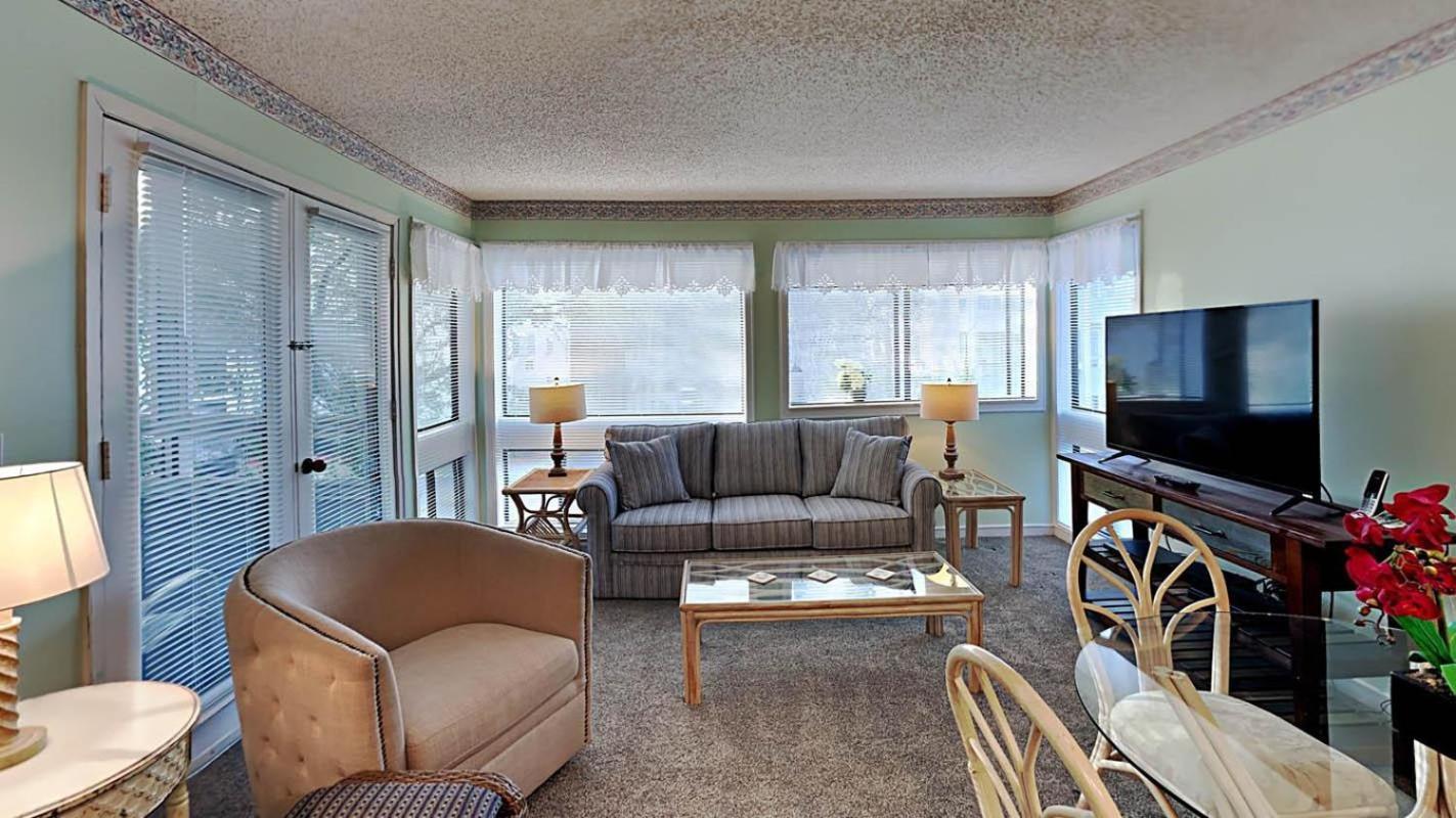 Comfortable 4 Blocks From The Beach