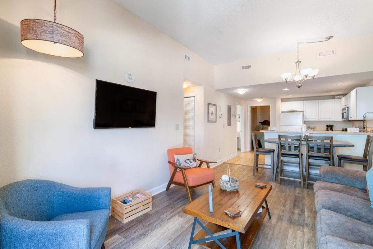 Family Friendly Ocean View Condo, Beachfront Building, Pool And Wifi Included, M Holiday home *