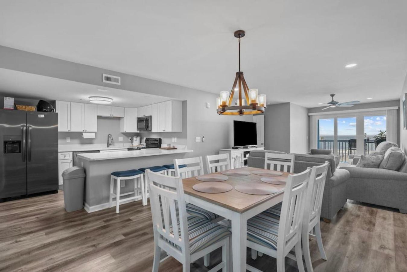 Sunrise Views- Pool - 4 Bds- 3 Bedroom Oceanfront Charm Myrtle Beach