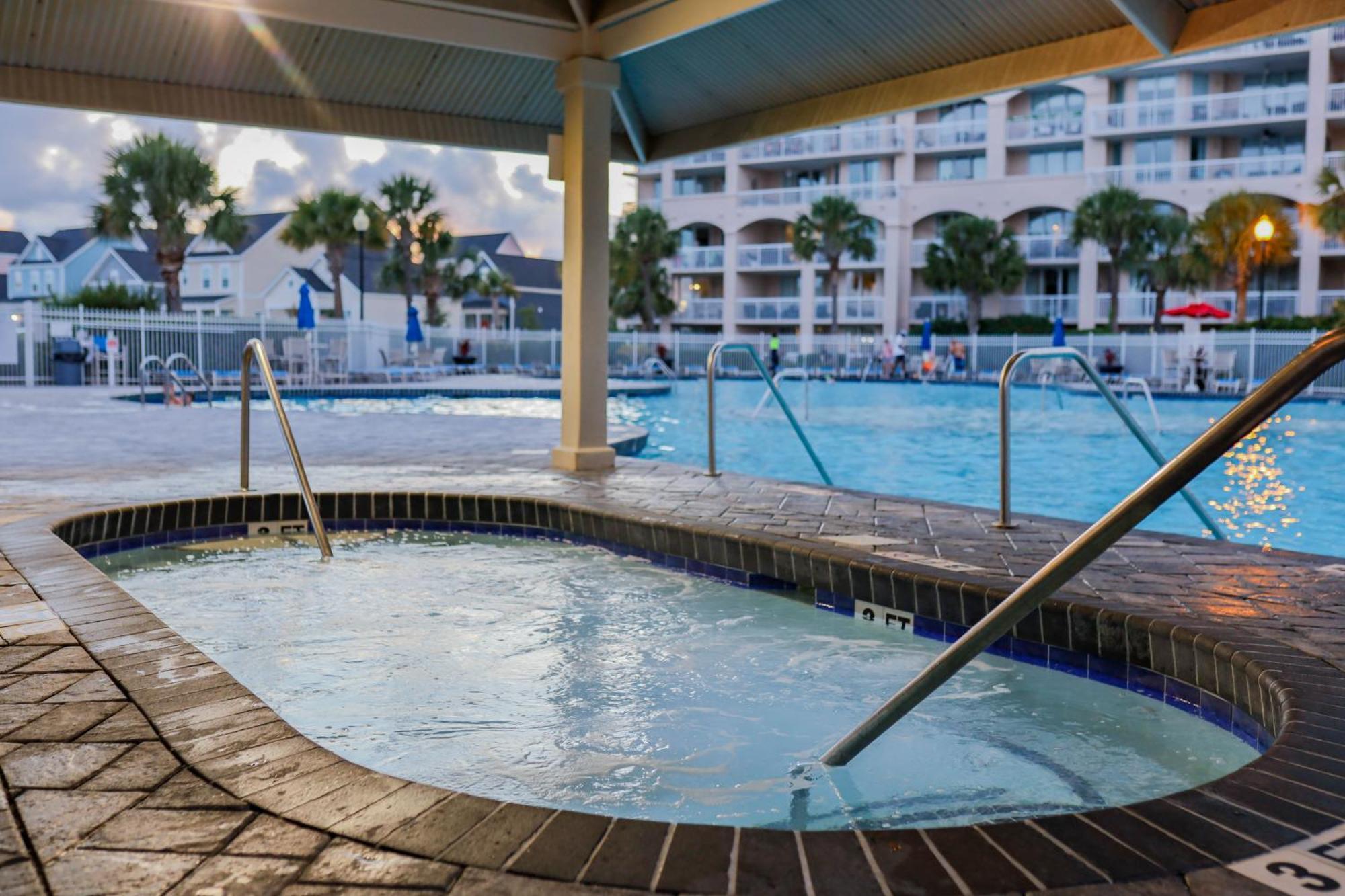 Apartment Waterway Suite! 1050sqft, Ground Floor, Huge Pool! *