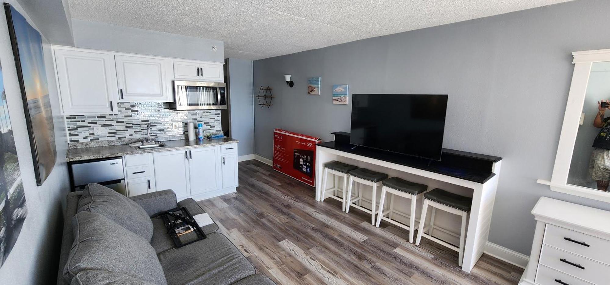 Updated Ocean Front Queen Suite- Sea Mist 20505 * Myrtle Beach