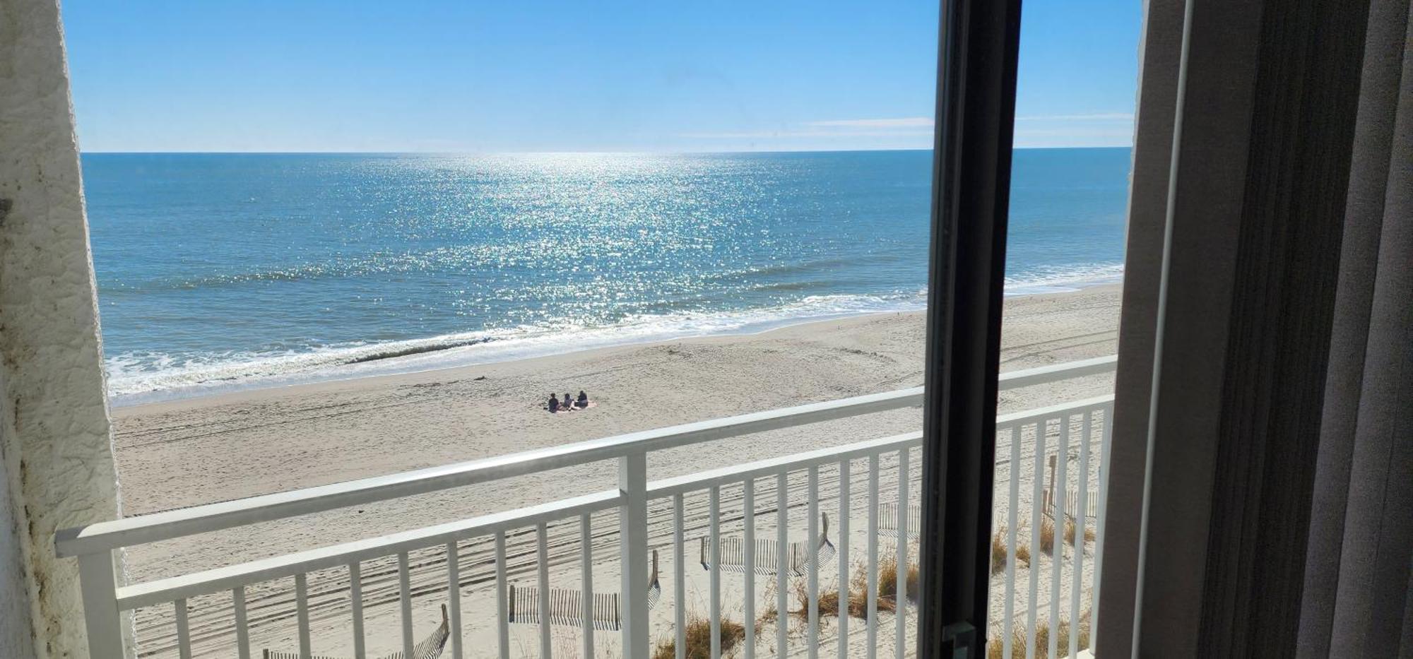 Updated Ocean Front Queen Suite- Sea Mist 20505 * Myrtle Beach