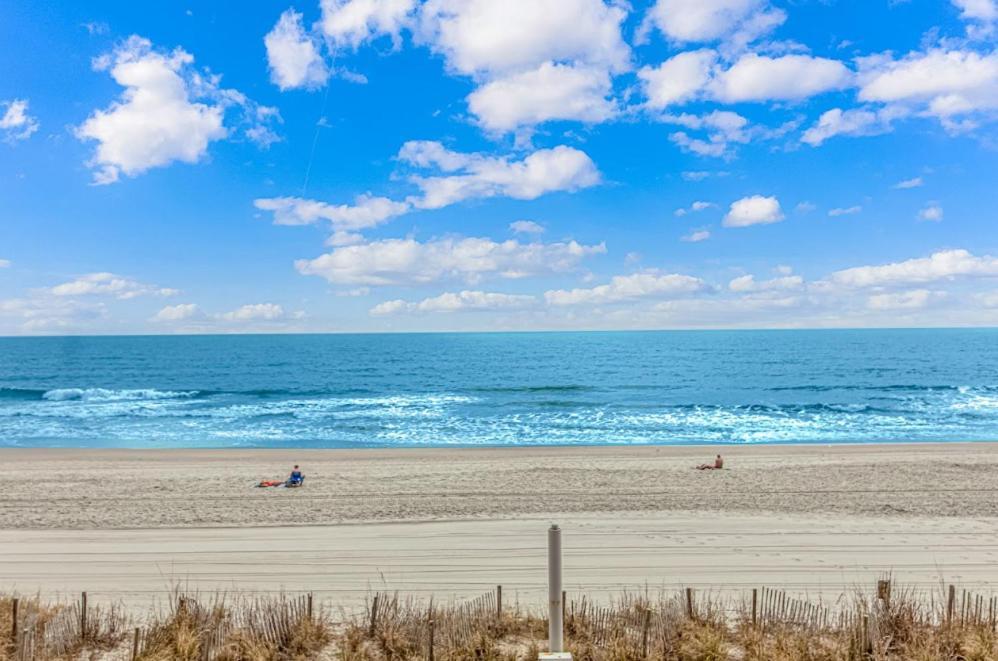 Updated Ocean Front Queen Suite- Sea Mist 20505 Holiday home Myrtle Beach