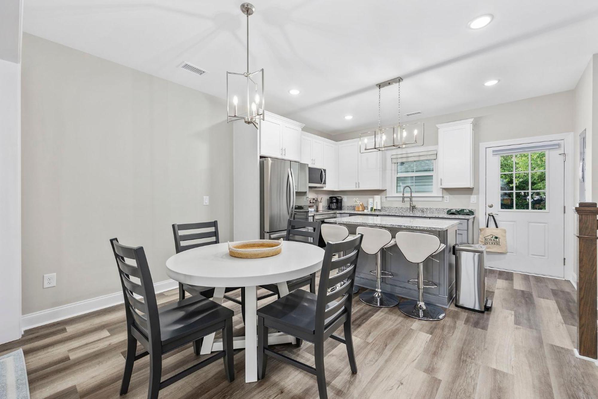 Pier View - Spacious Sleeps 8 - Pet Friendly *