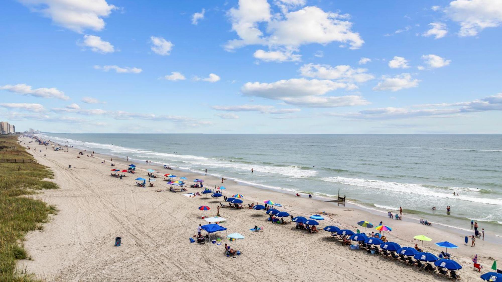 New Listing, 2min Walk To Beach, Single Family Home, Pet Friendly, Hottub, Smart Tv, Sleeps 10, Private Backyard Villa Myrtle Beach