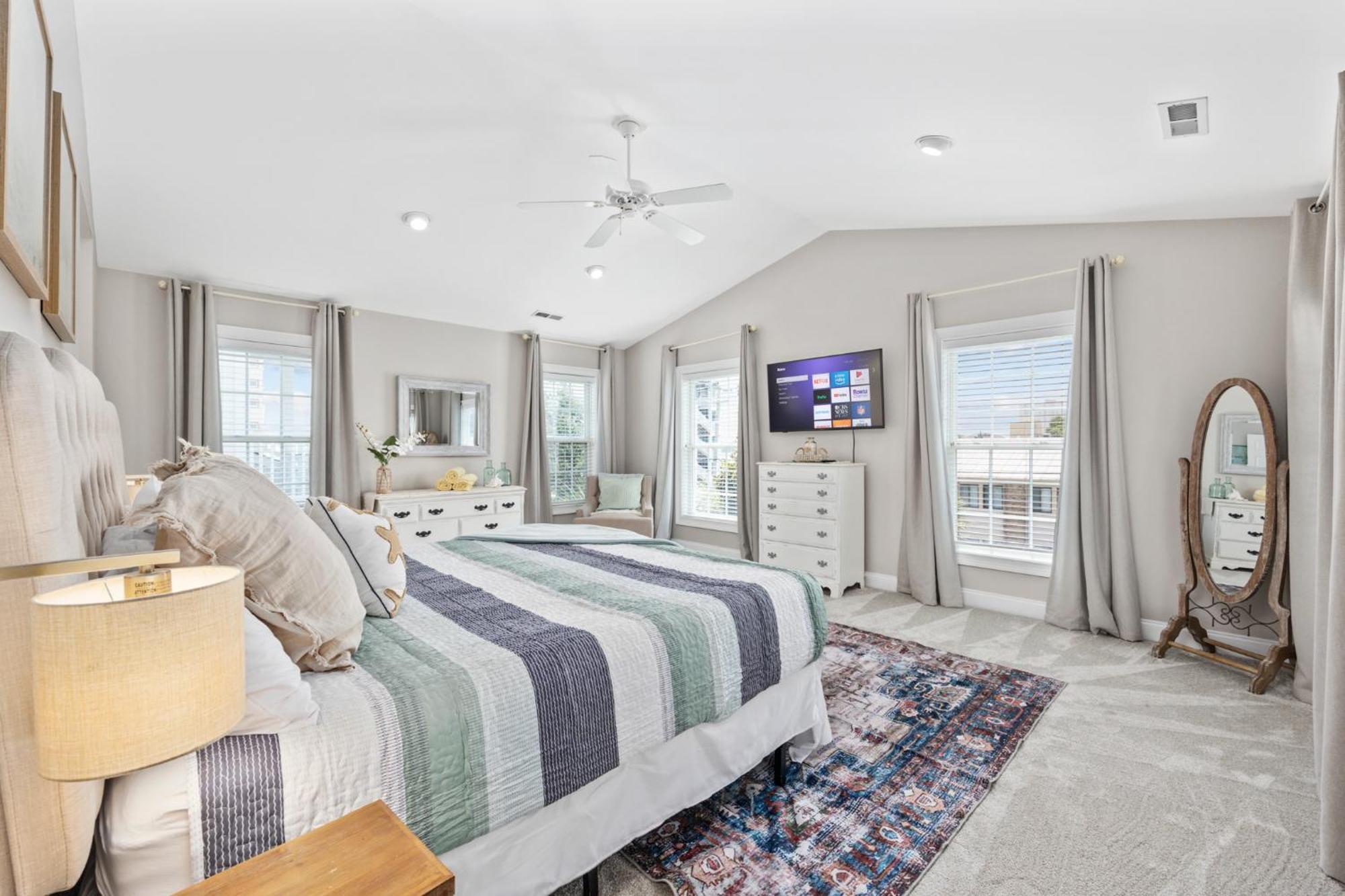 New Listing, 2min Walk To Beach, Single Family Home, Pet Friendly, Hottub, Smart Tv, Sleeps 10, Private Backyard Villa *