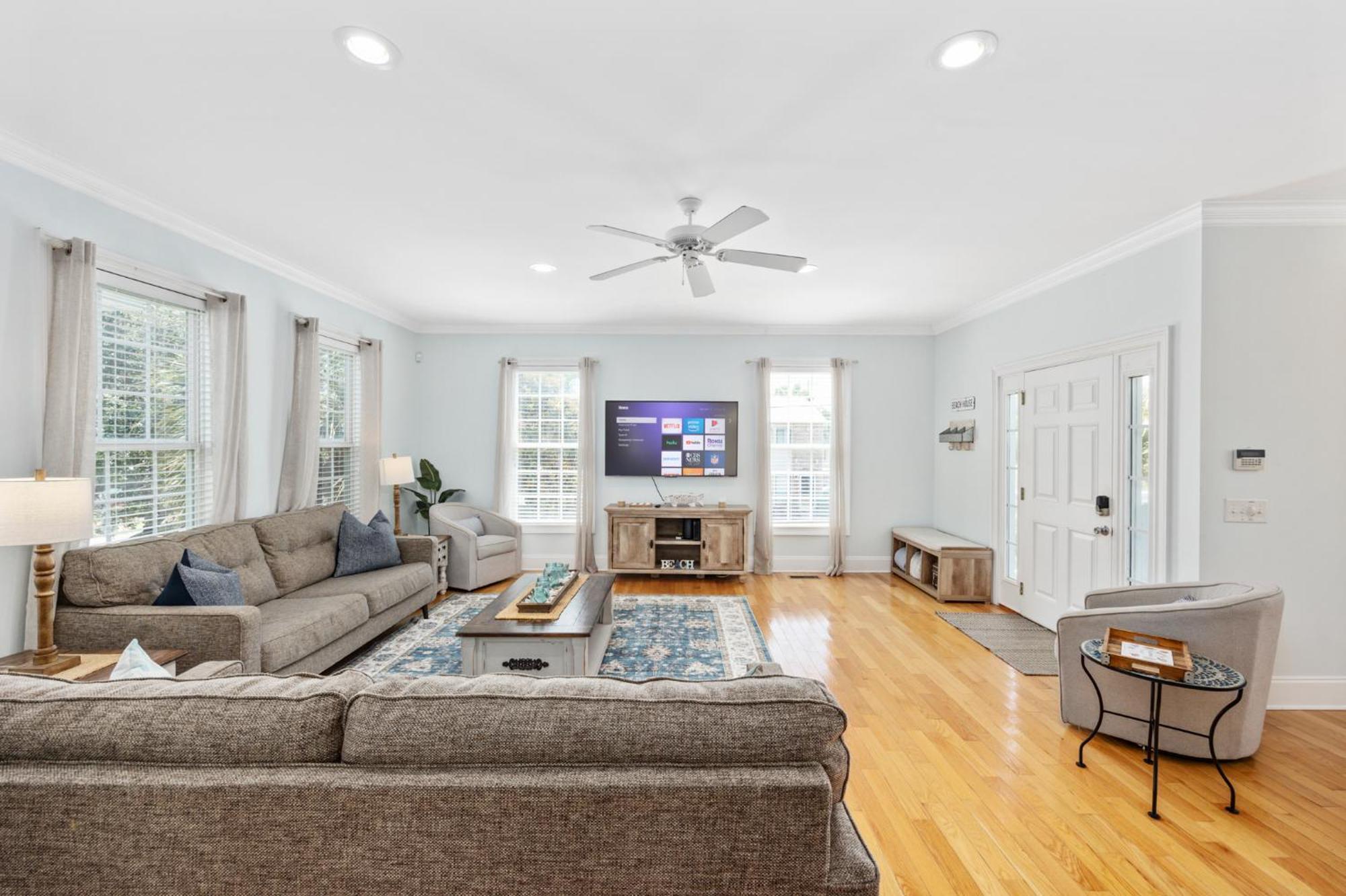 New Listing, 2min Walk To Beach, Single Family Home, Pet Friendly, Hottub, Smart Tv, Sleeps 10, Private Backyard Myrtle Beach