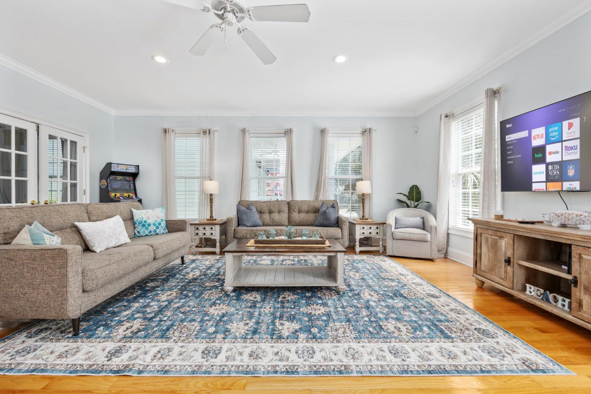 New Listing, 2min Walk To Beach, Single Family Home, Pet Friendly, Hottub, Smart Tv, Sleeps 10, Private Backyard Villa