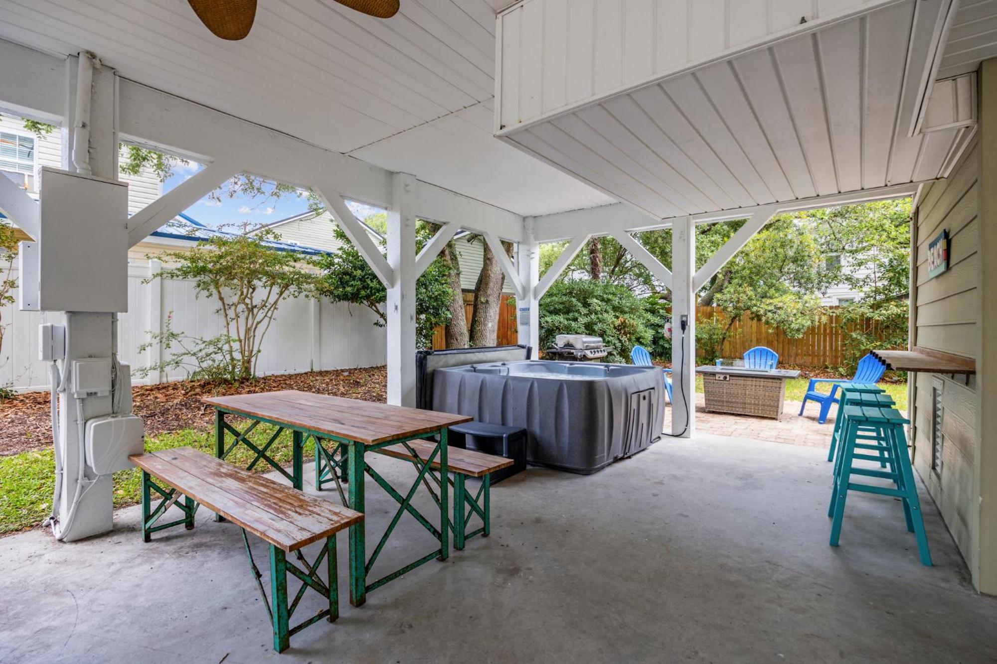 New Listing, 2min Walk To Beach, Single Family Home, Pet Friendly, Hottub, Smart Tv, Sleeps 10, Private Backyard Villa *
