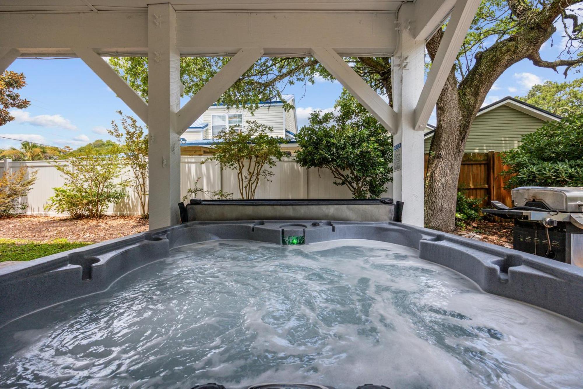 Villa New Listing, 2min Walk To Beach, Single Family Home, Pet Friendly, Hottub, Smart Tv, Sleeps 10, Private Backyard Myrtle Beach