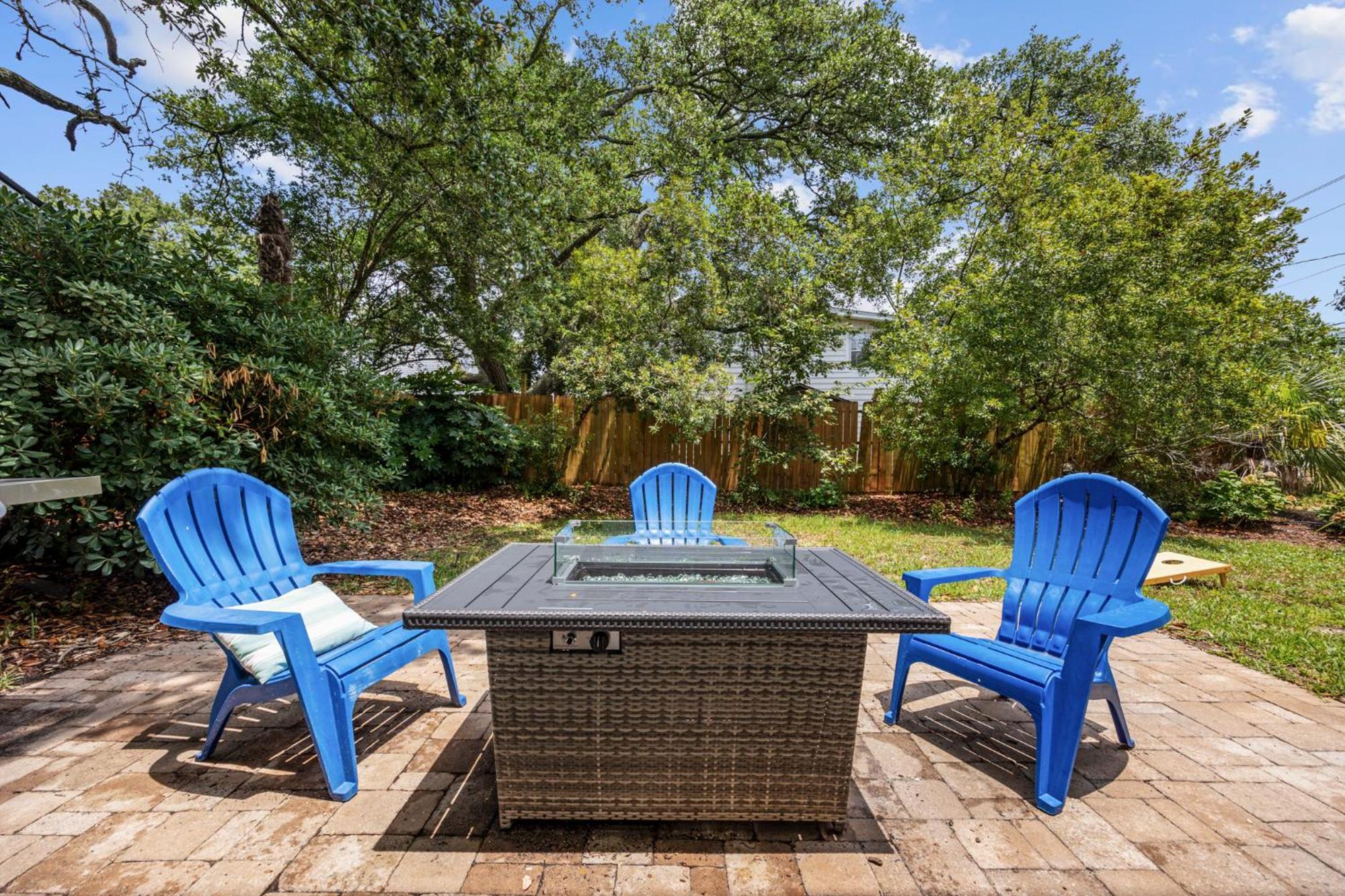 New Listing, 2min Walk To Beach, Single Family Home, Pet Friendly, Hottub, Smart Tv, Sleeps 10, Private Backyard Villa *