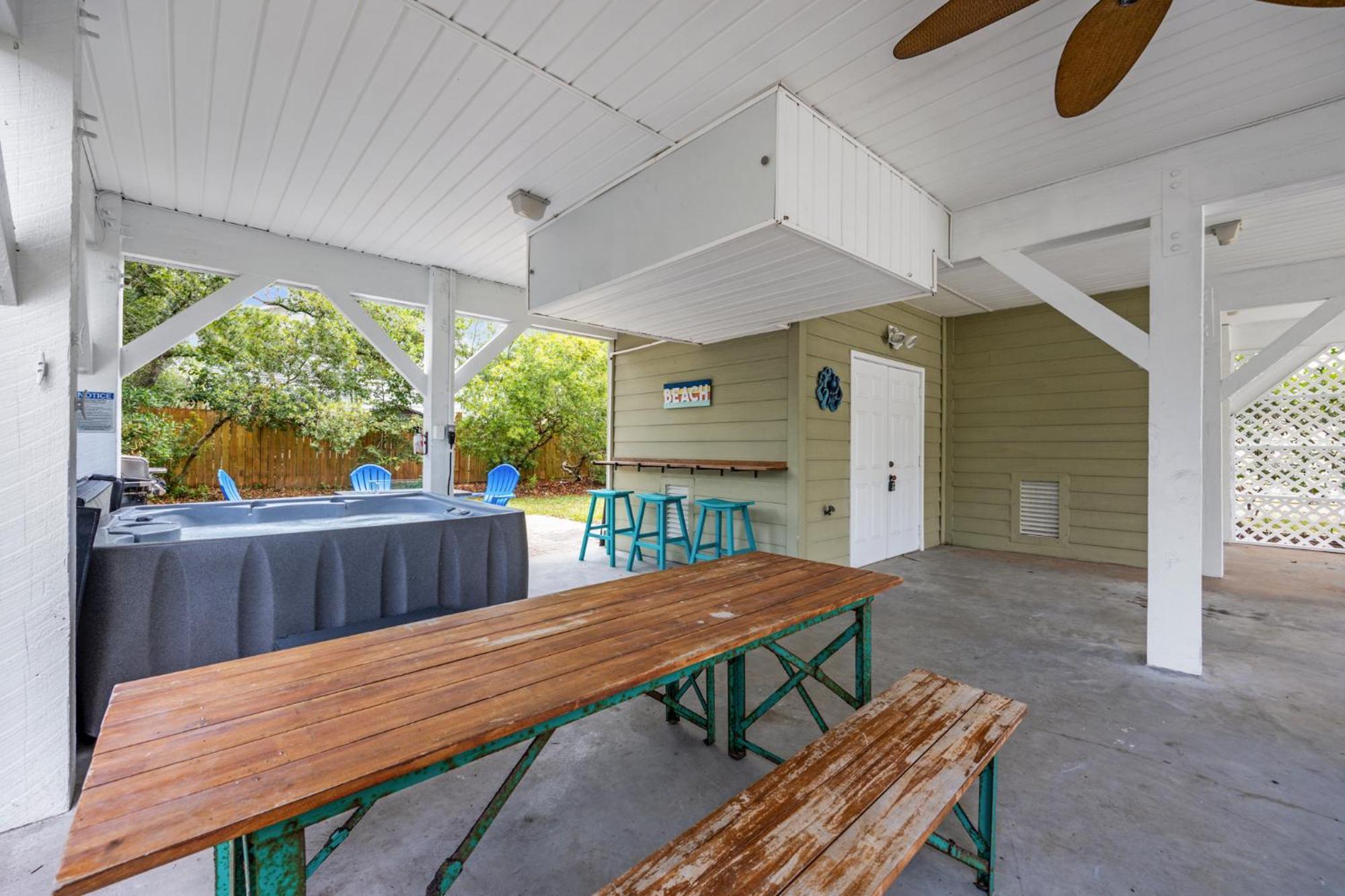 New Listing, 2min Walk To Beach, Single Family Home, Pet Friendly, Hottub, Smart Tv, Sleeps 10, Private Backyard Villa Myrtle Beach