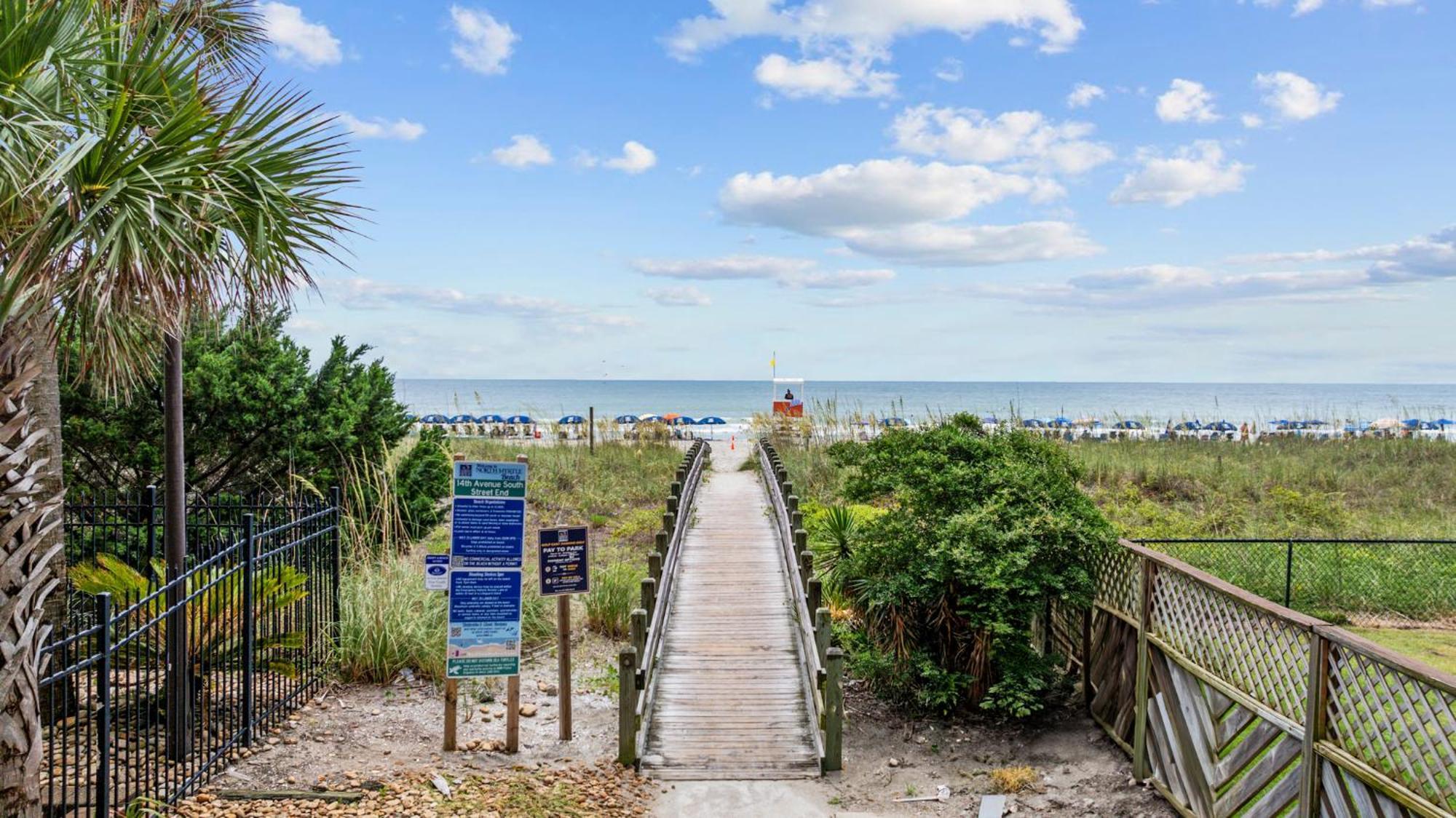 New Listing, 2min Walk To Beach, Single Family Home, Pet Friendly, Hottub, Smart Tv, Sleeps 10, Private Backyard Myrtle Beach