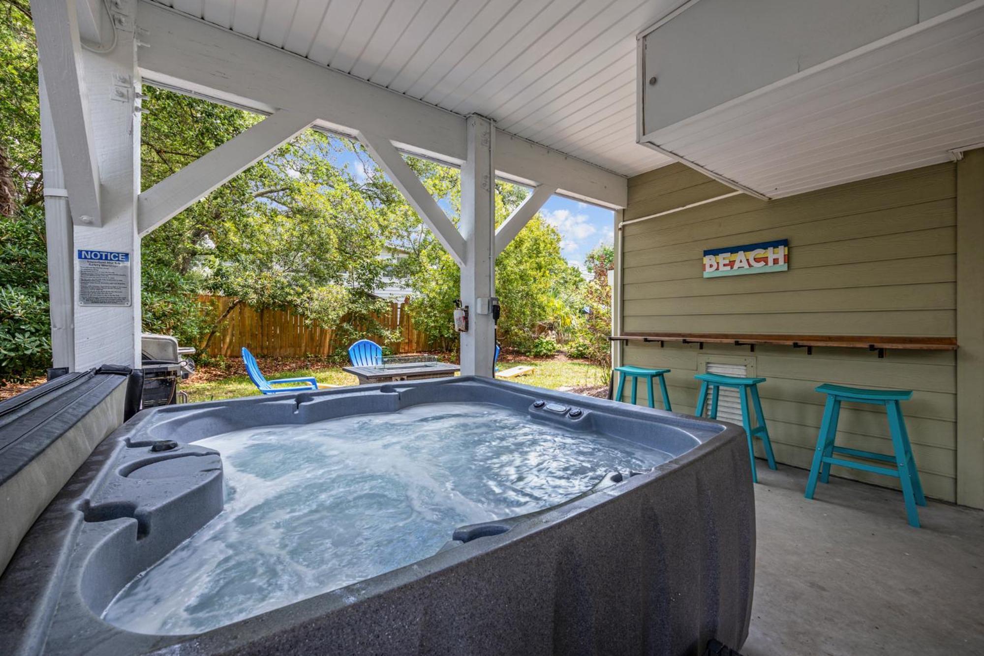 New Listing, 2min Walk To Beach, Single Family Home, Pet Friendly, Hottub, Smart Tv, Sleeps 10, Private Backyard