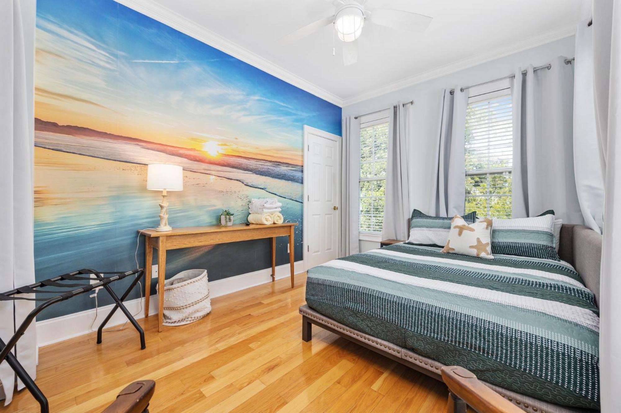New Listing, 2min Walk To Beach, Single Family Home, Pet Friendly, Hottub, Smart Tv, Sleeps 10, Private Backyard Villa