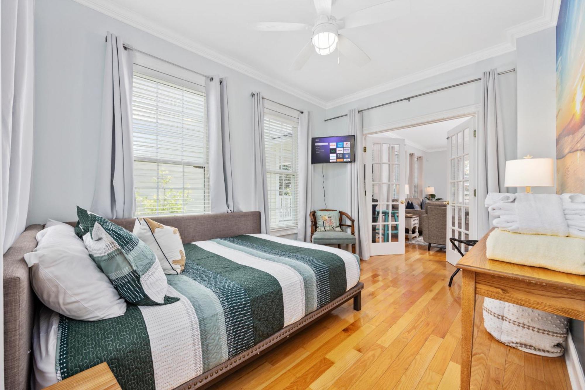 Villa New Listing, 2min Walk To Beach, Single Family Home, Pet Friendly, Hottub, Smart Tv, Sleeps 10, Private Backyard