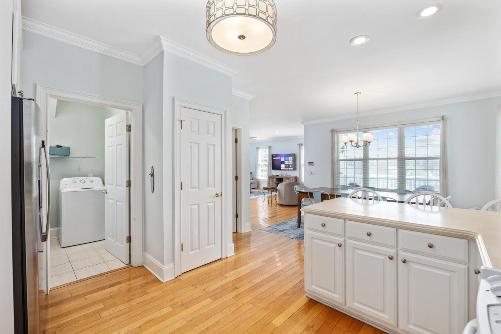 New Listing, 2min Walk To Beach, Single Family Home, Pet Friendly, Hottub, Smart Tv, Sleeps 10, Private Backyard *