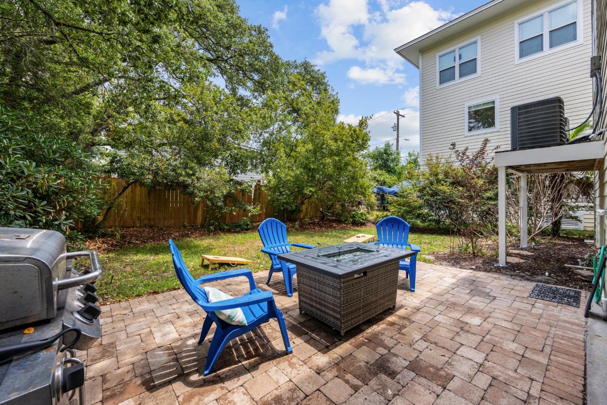 New Listing, 2min Walk To Beach, Single Family Home, Pet Friendly, Hottub, Smart Tv, Sleeps 10, Private Backyard Myrtle Beach