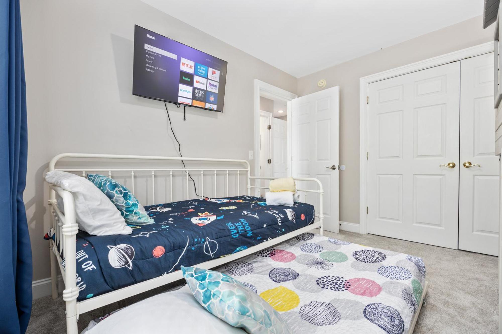 New Listing, 2min Walk To Beach, Single Family Home, Pet Friendly, Hottub, Smart Tv, Sleeps 10, Private Backyard Villa