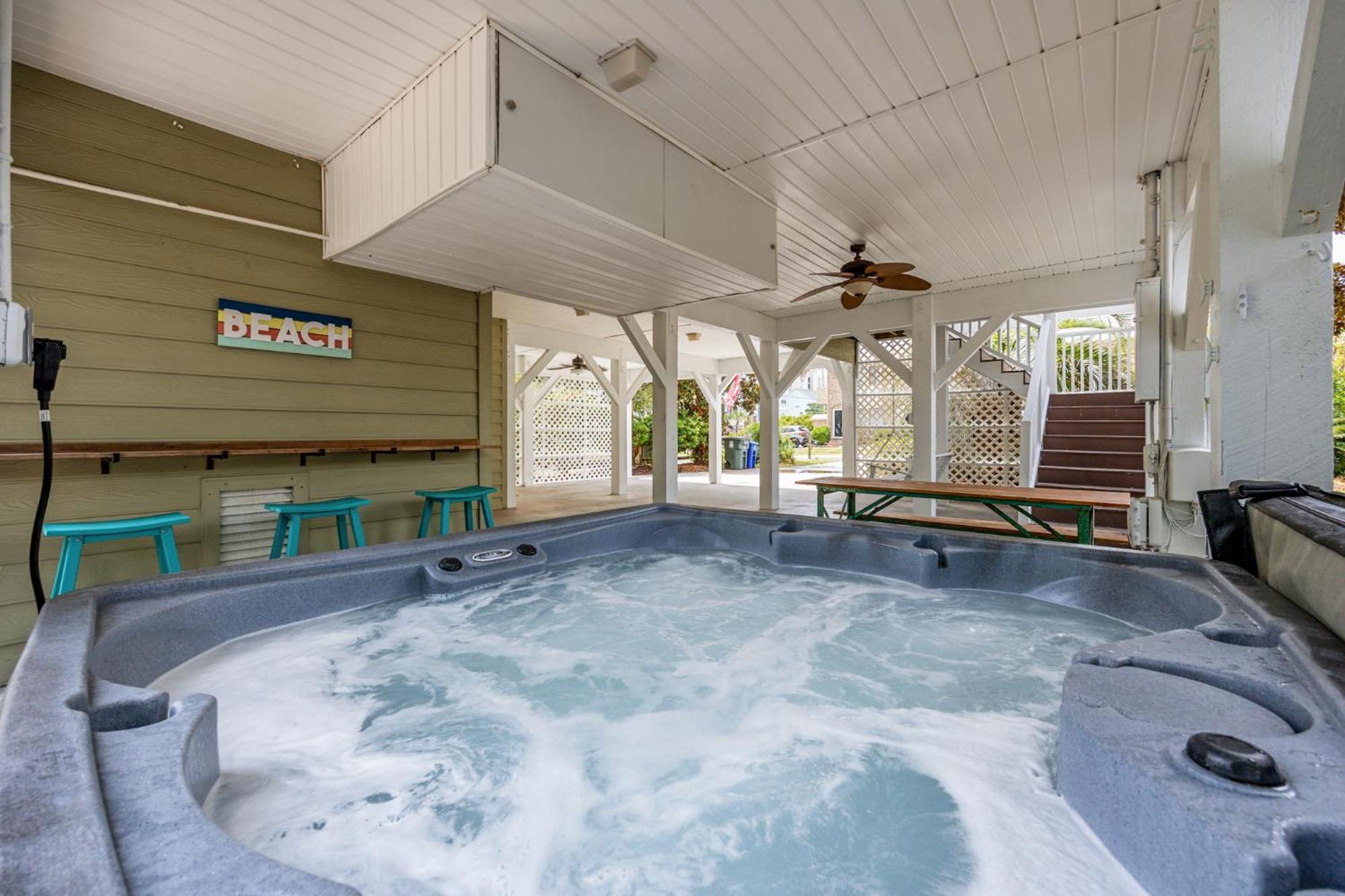 New Listing, 2min Walk To Beach, Single Family Home, Pet Friendly, Hottub, Smart Tv, Sleeps 10, Private Backyard Villa *