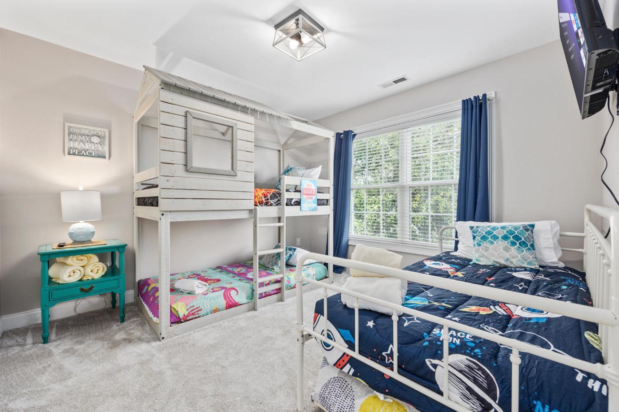 New Listing, 2min Walk To Beach, Single Family Home, Pet Friendly, Hottub, Smart Tv, Sleeps 10, Private Backyard Villa