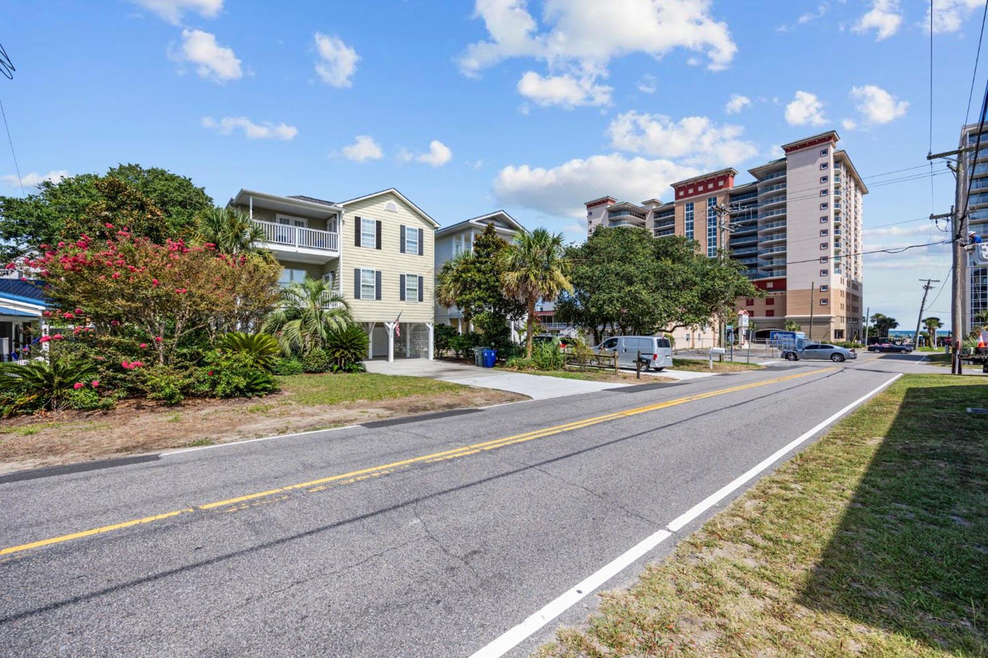 Villa New Listing, 2min Walk To Beach, Single Family Home, Pet Friendly, Hottub, Smart Tv, Sleeps 10, Private Backyard