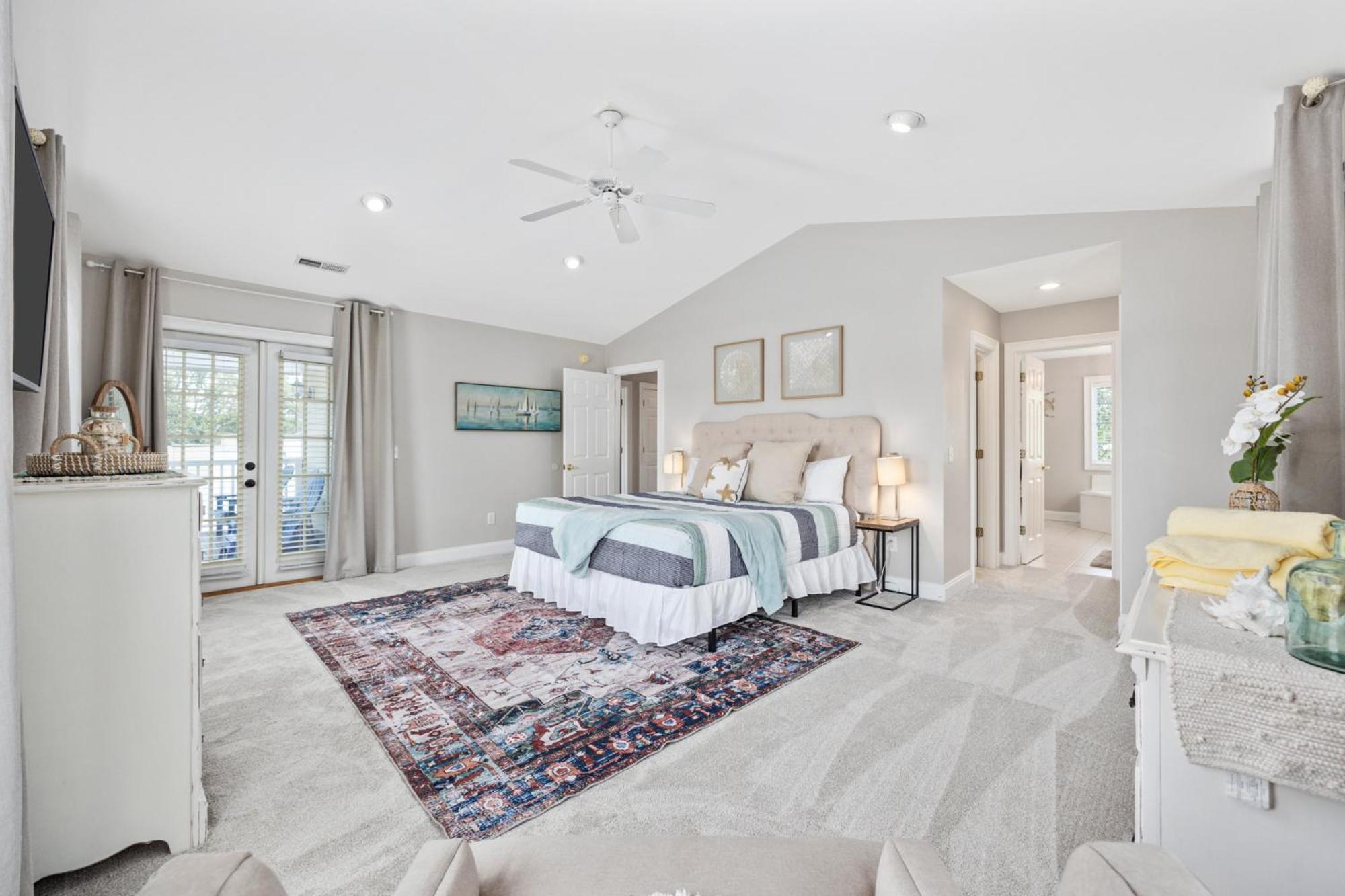 New Listing, 2min Walk To Beach, Single Family Home, Pet Friendly, Hottub, Smart Tv, Sleeps 10, Private Backyard Villa Myrtle Beach