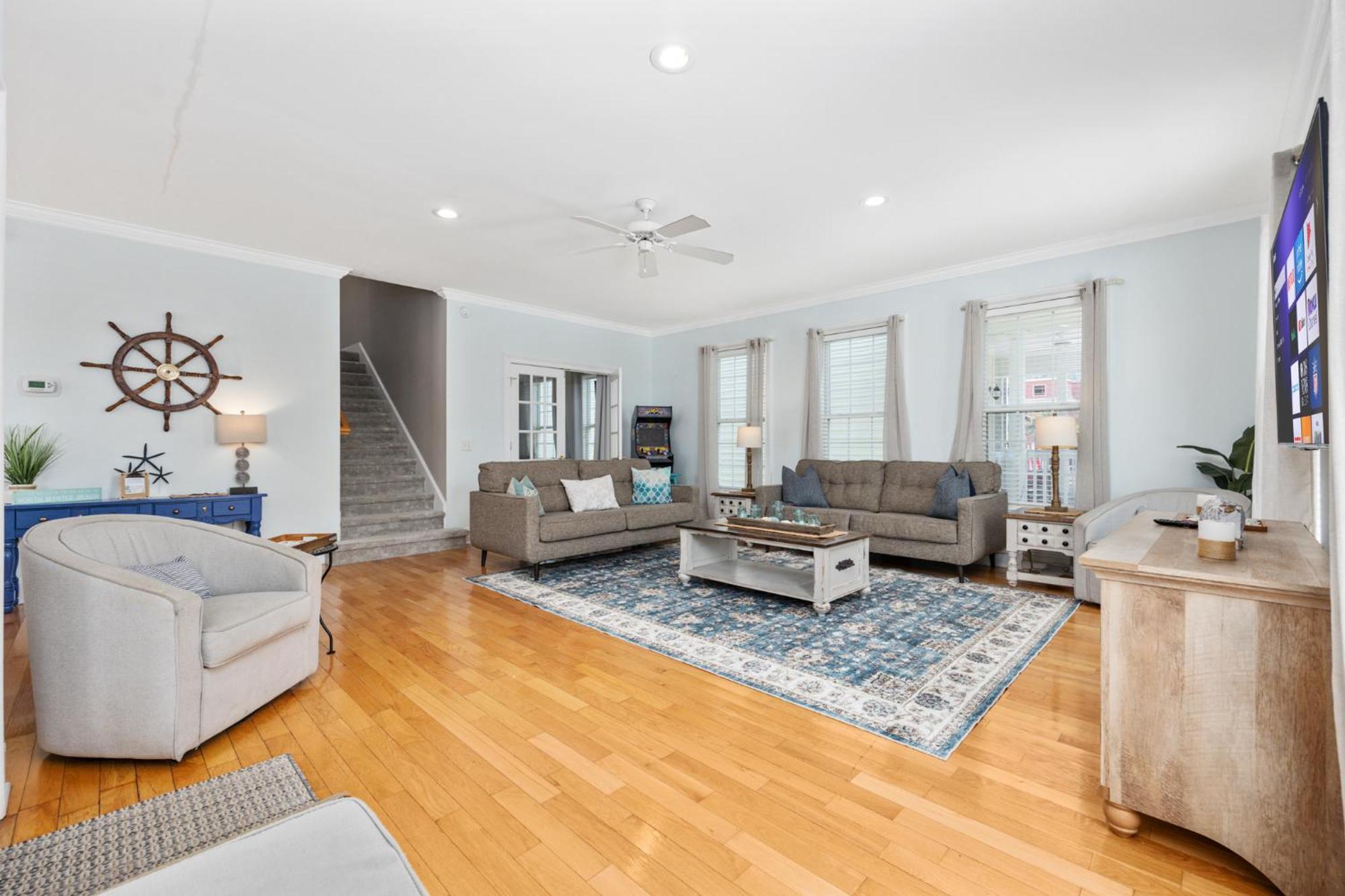 New Listing, 2min Walk To Beach, Single Family Home, Pet Friendly, Hottub, Smart Tv, Sleeps 10, Private Backyard *